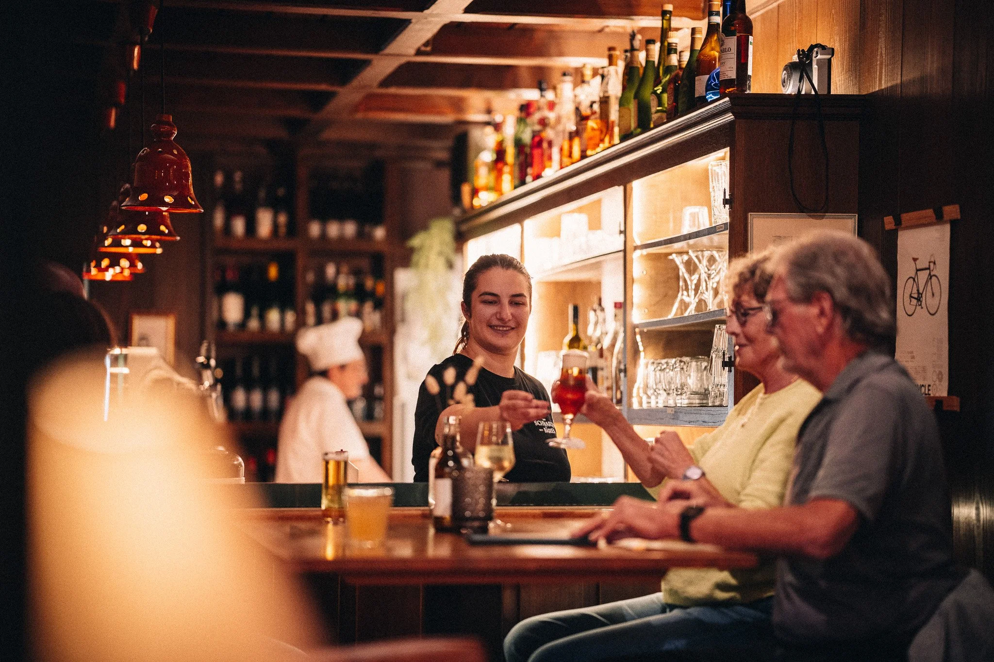 Gäste an der Bar im Hotel Weinhaus Zum Schwarzen Bären – Hotel- und Gastronomiefotografie Koblenz
