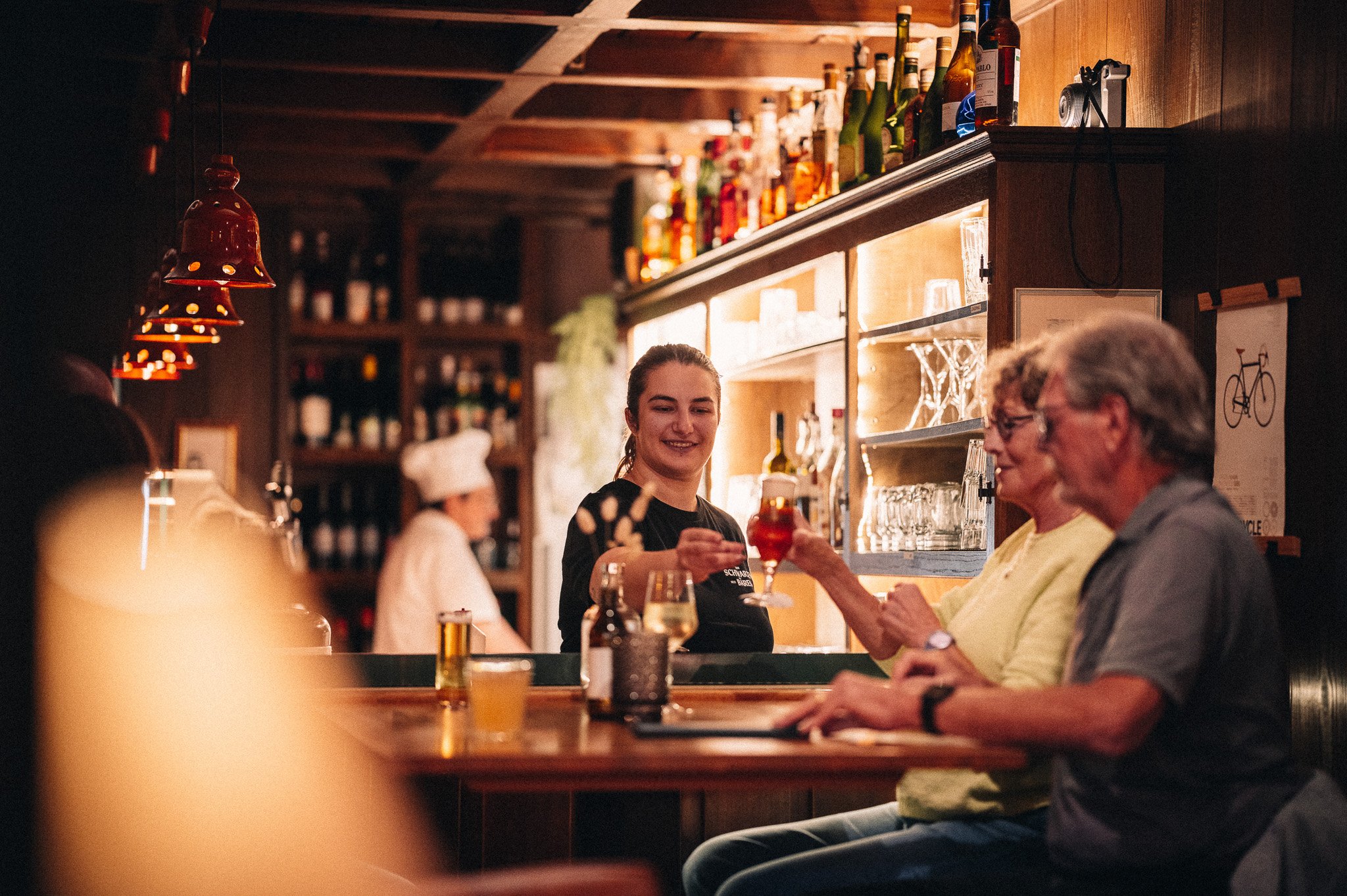 Gäste an der Bar im Hotel Weinhaus Zum Schwarzen Bären – Hotelfotografie Koblenz