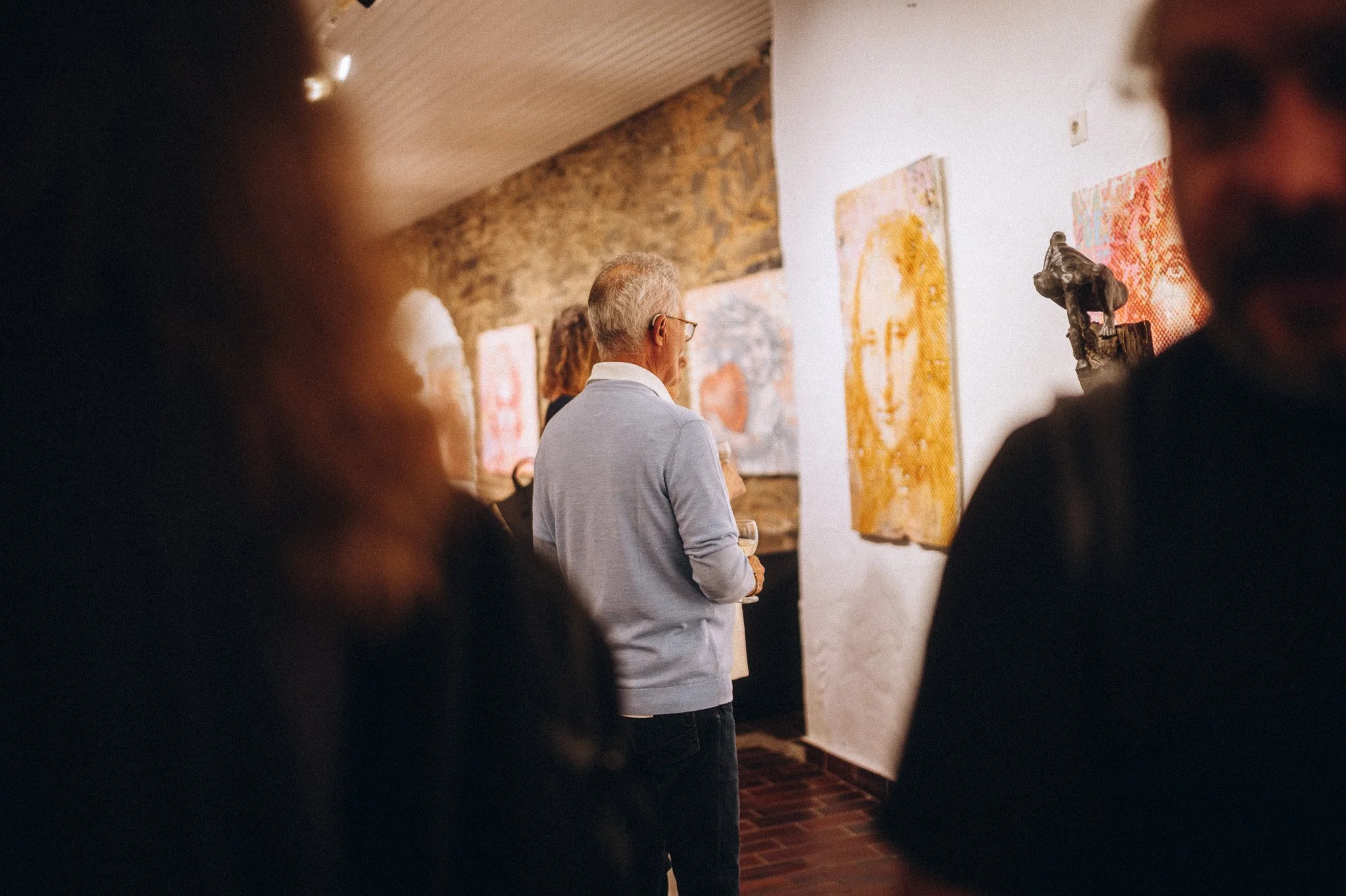 Besucher betrachten Kunstwerke bei einer Ausstellungseröffnung – Eventfotografie Koblenz