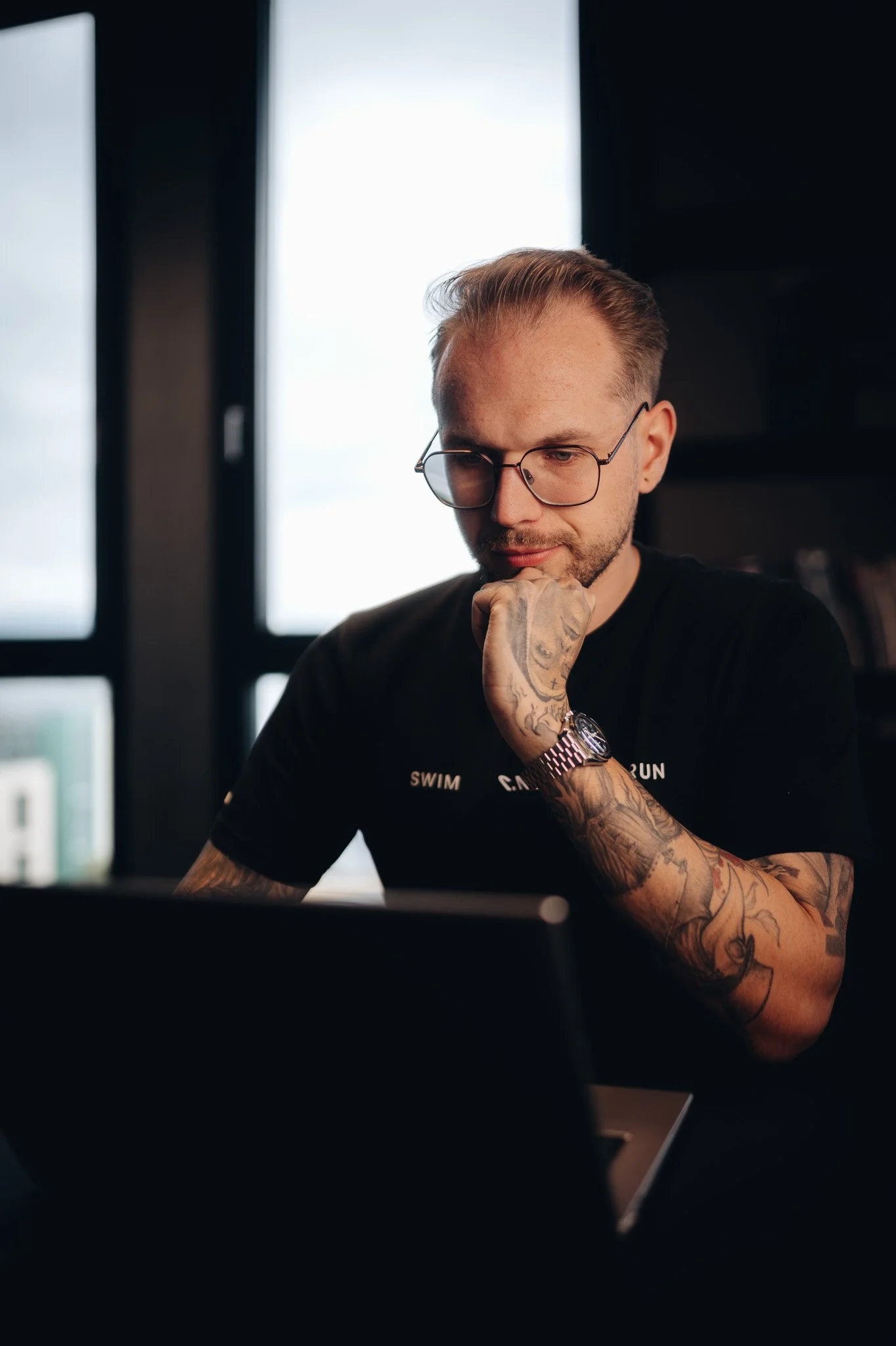 Unternehmer am Laptop im Büro – Business-Fotografie für Website und LinkedIn