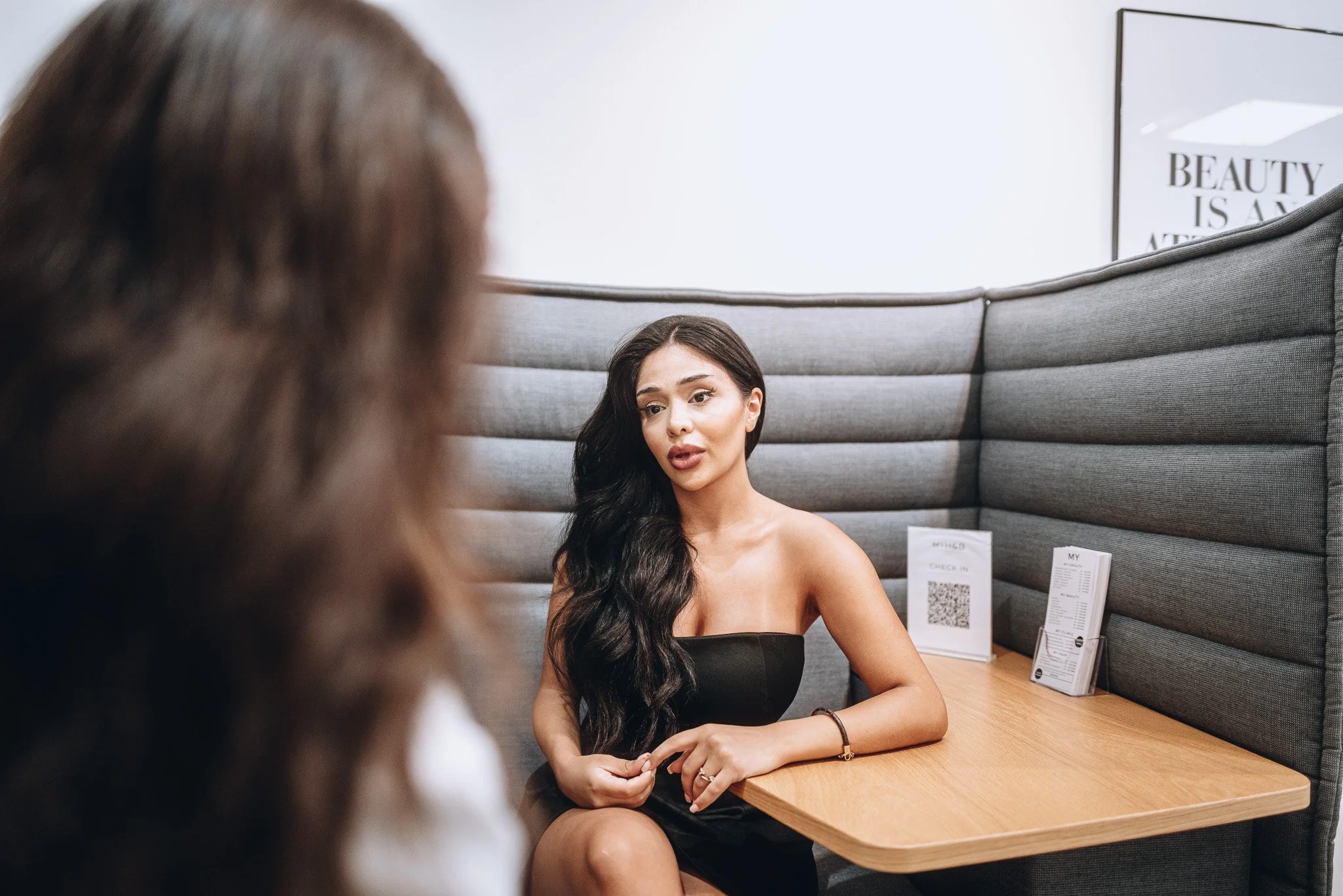 Zwei Frauen im Gespräch in einer Umkleidekabine Marvin Lahrs Businessfotograf aus Koblenz