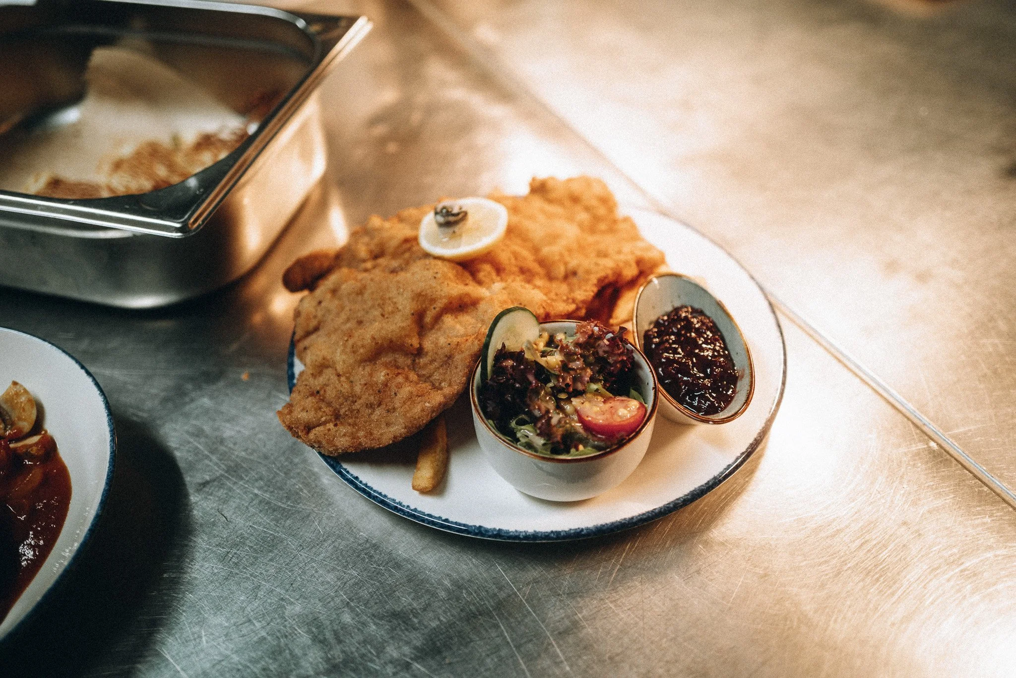Schnitzel mit Salat auf einem Teller – Foodfotografie für Restaurants in Koblenz