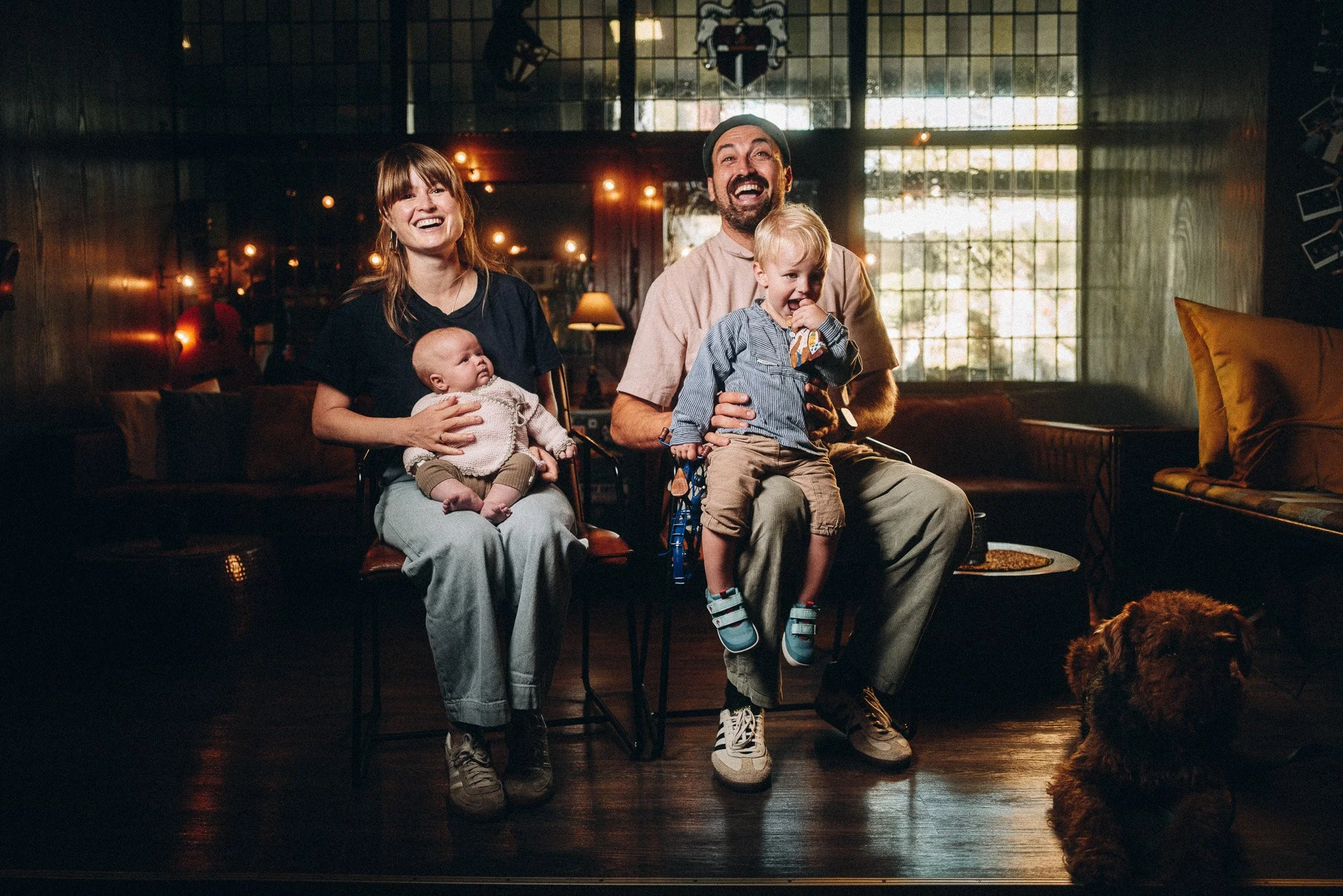 Familie in der Lounge des Hotels Zum Schwarzen Bären – Hotelfotografie Koblenz