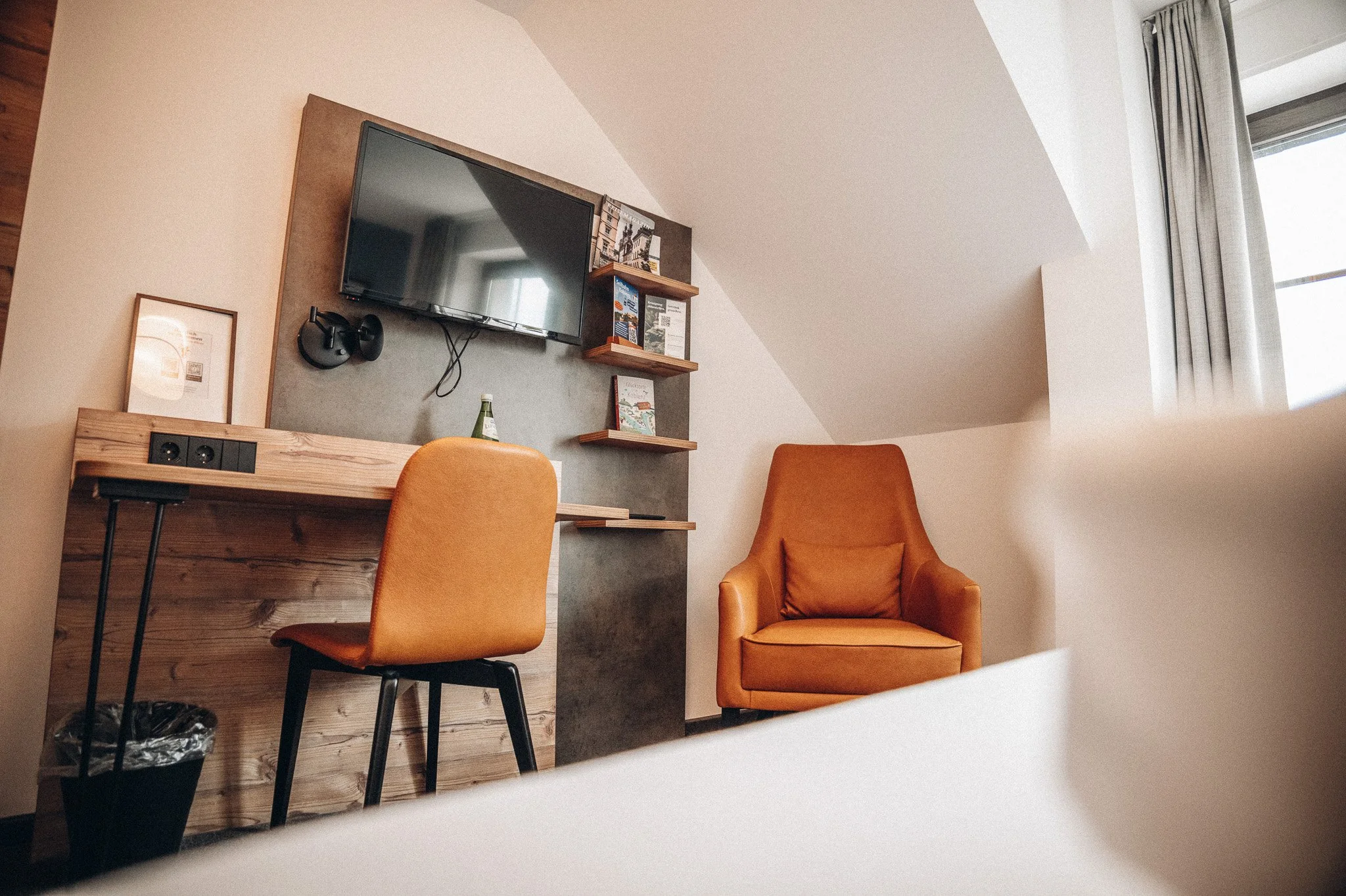 Hotelzimmer mit Schreibtisch und Sessel – Imagefotos für Hotels in Koblenz