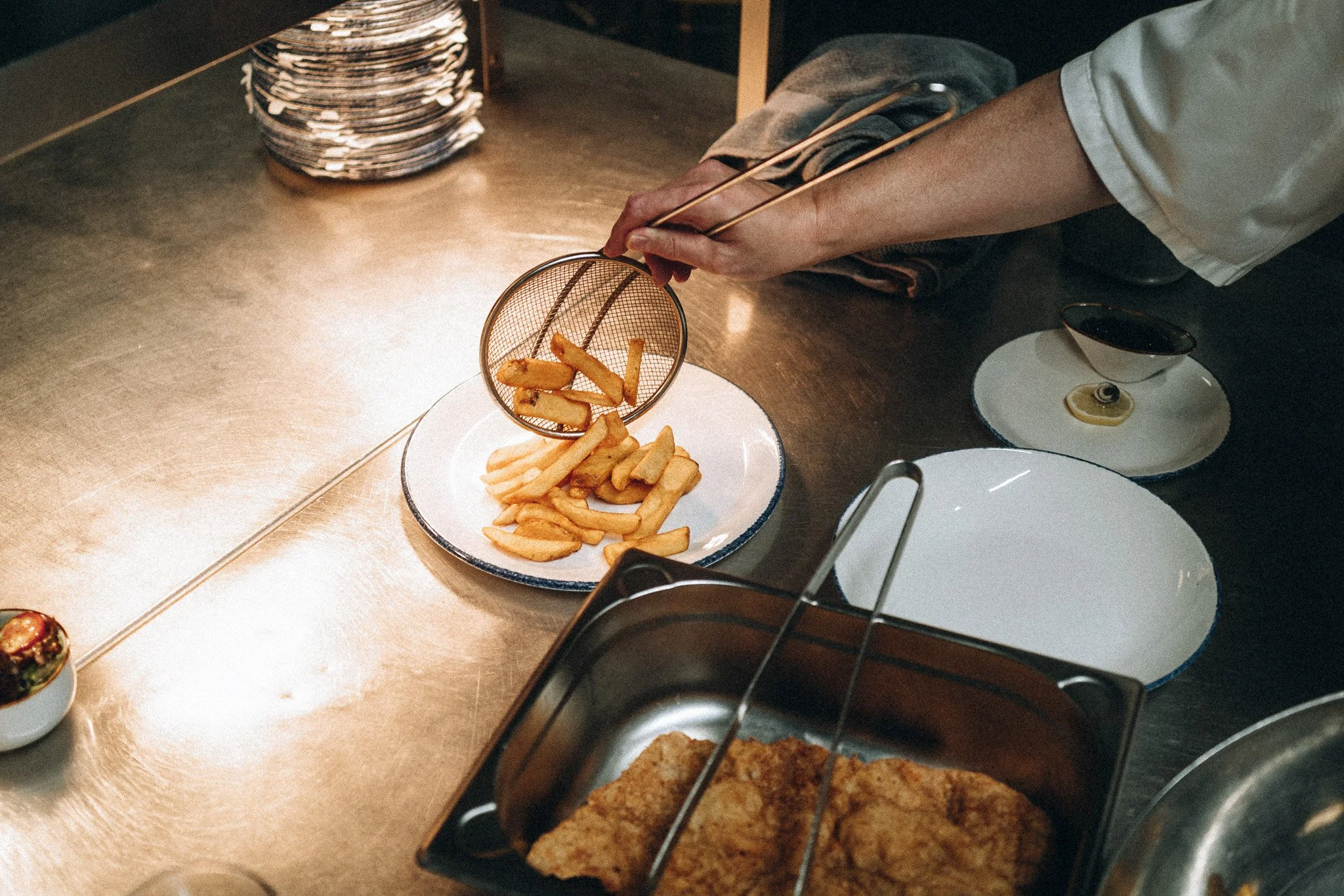 Koch bereitet in der Hotelküche ein Gericht zu – Gastronomie- und Imagefotografie Koblenz