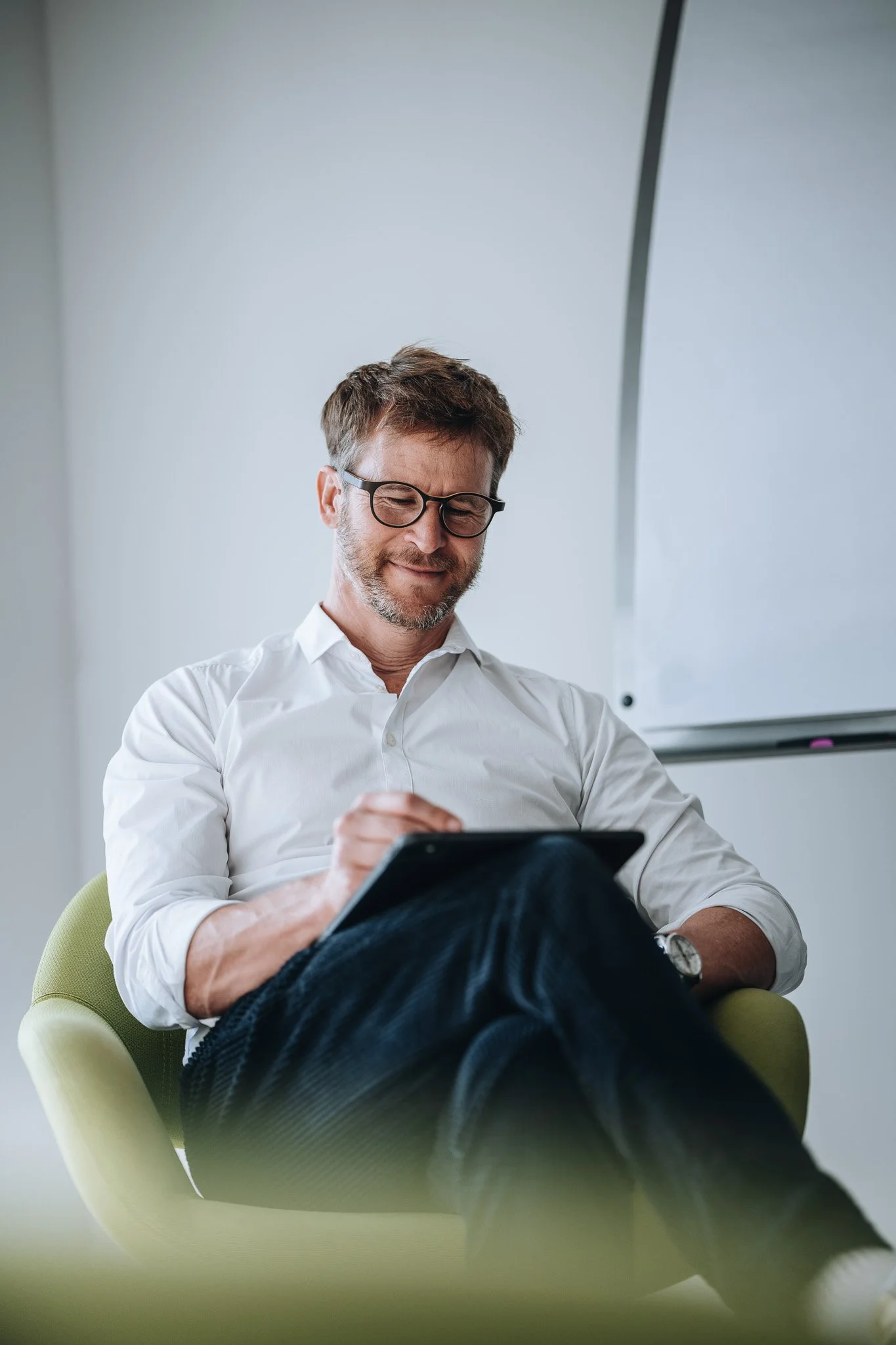 Geschäftsmann mit Notizbuch im Sessel – Business-Portrait Koblenz