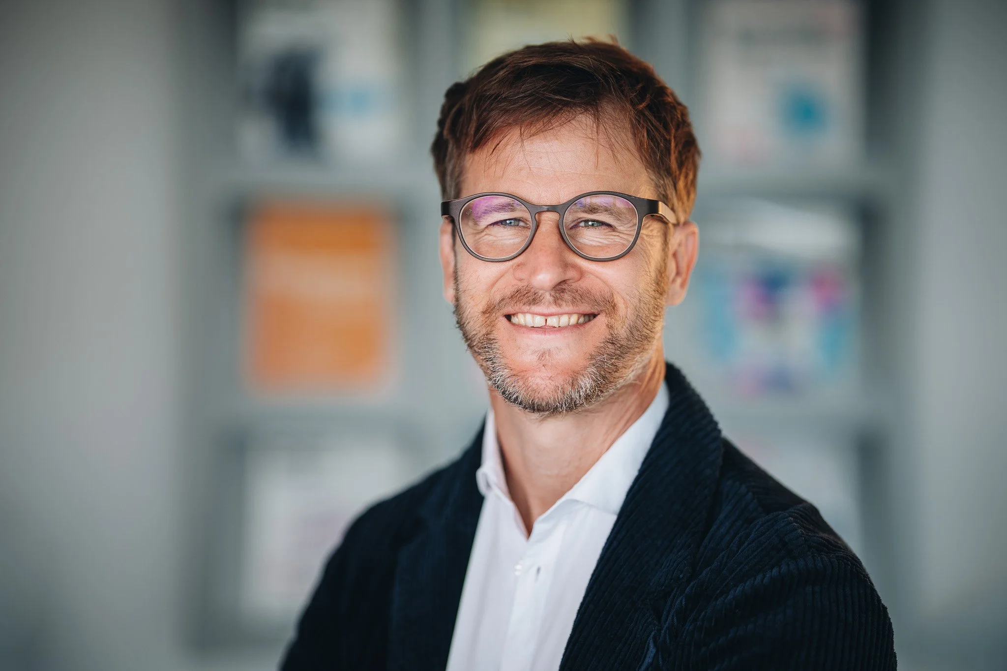 Lächelnder Geschäftsführer im Sakko – Business-Portrait, Fotograf Koblenz