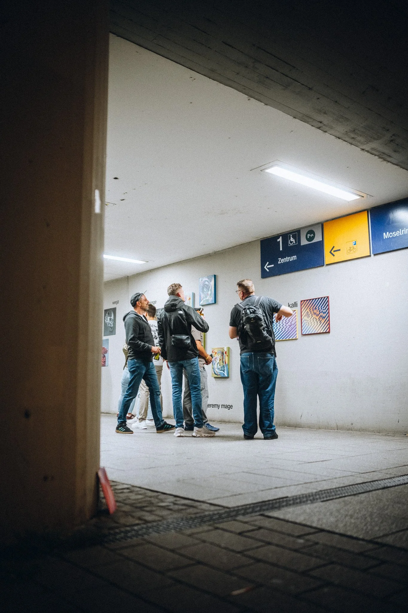 Menschen in einer beleuchteten Passage bei einer Ausstellung – Eventfotos
