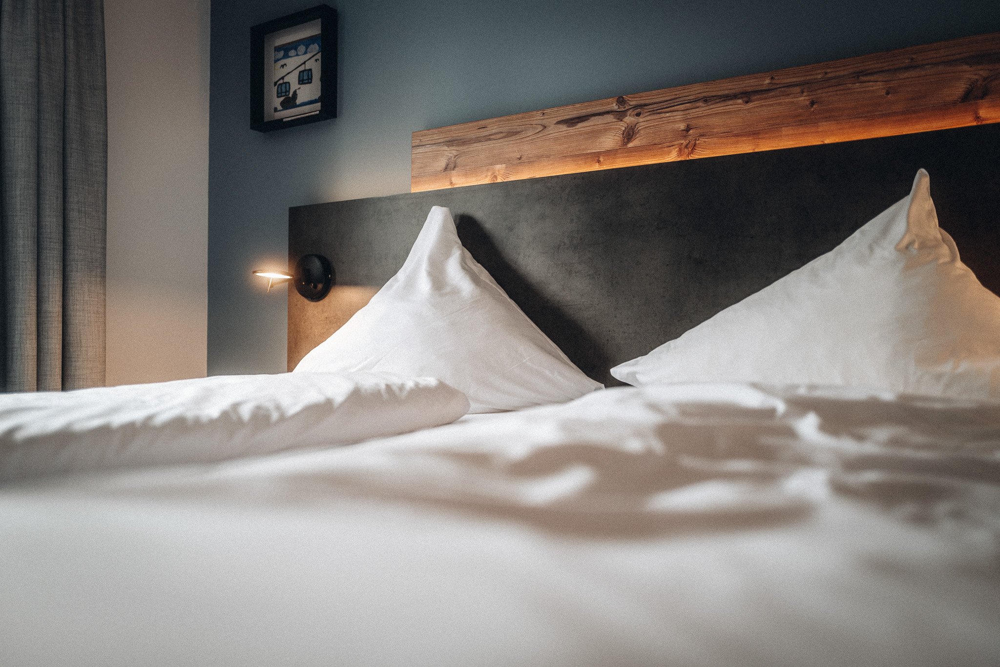 Frisch bezogenes Hotelbett im Detail – Hotel- und Interiorfotografie