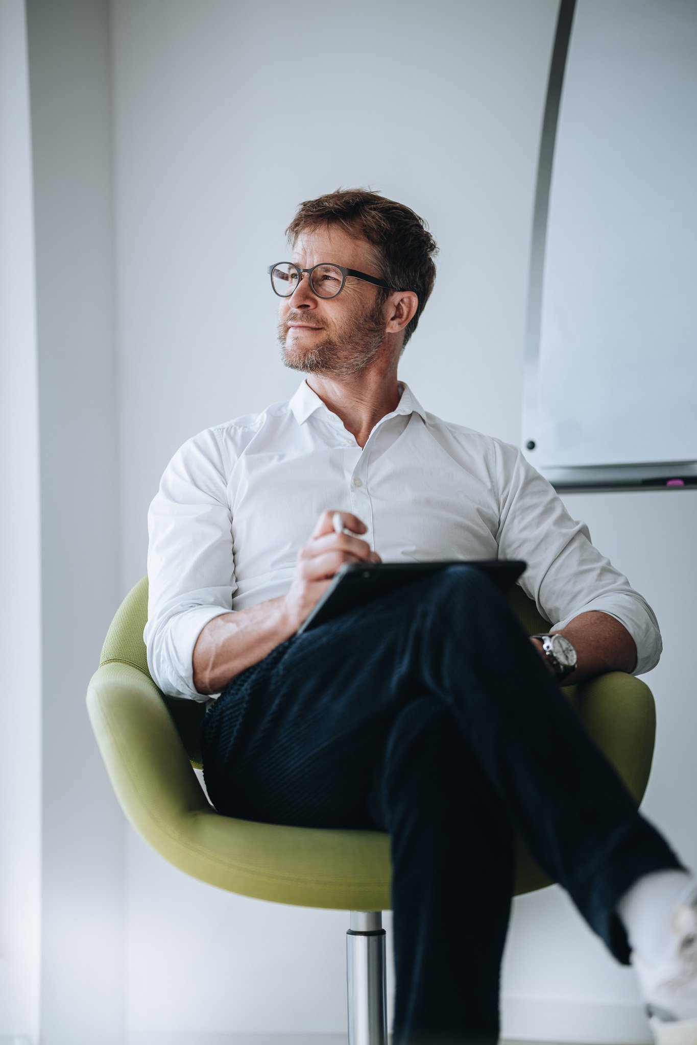 Geschäftsmann sitzt entspannt im Sessel – Business-Portrait, Fotograf Koblenz