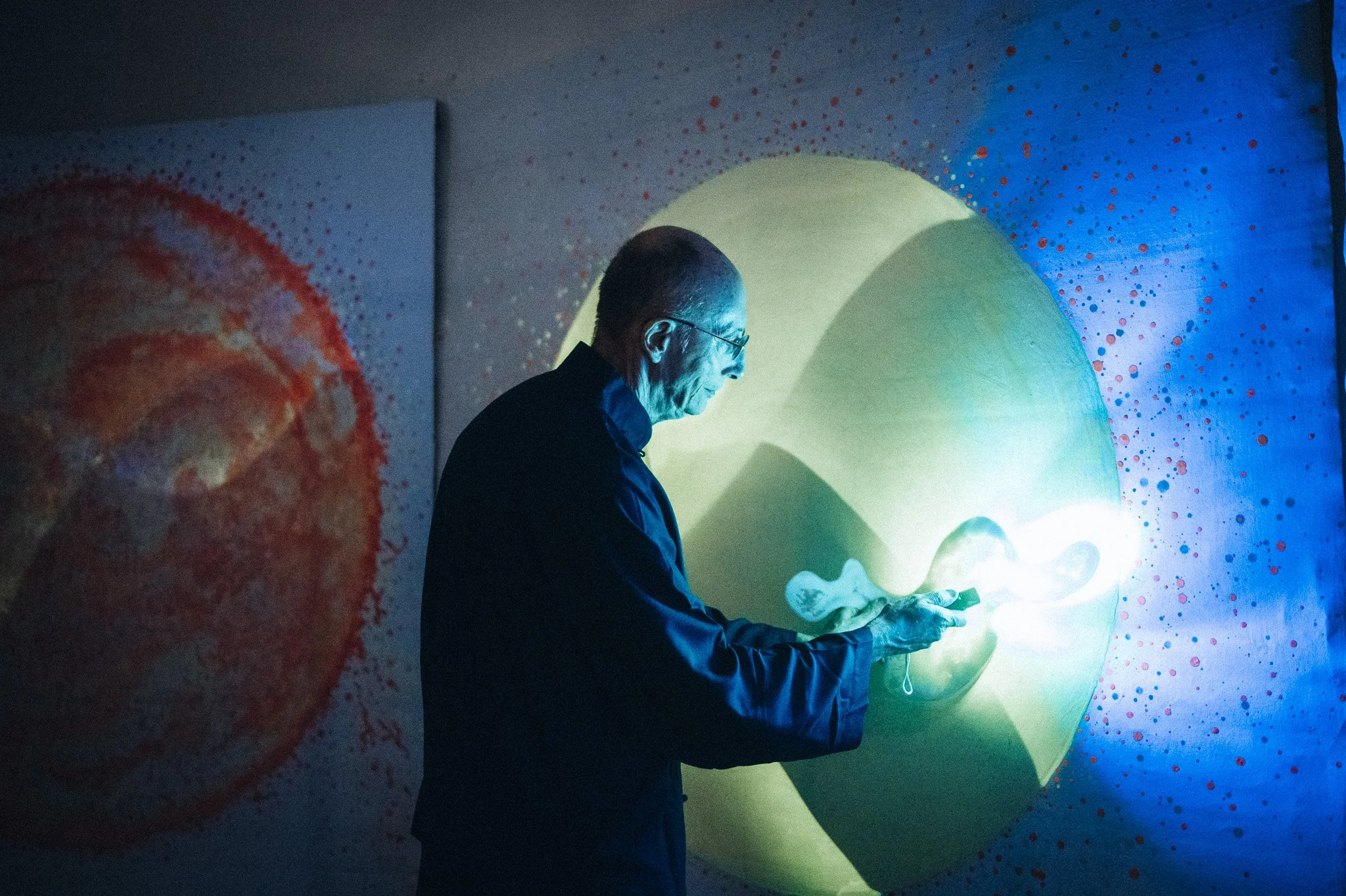 Mann vor einer leuchtenden Lichtinstallation – Eventfotografie bei Nacht
