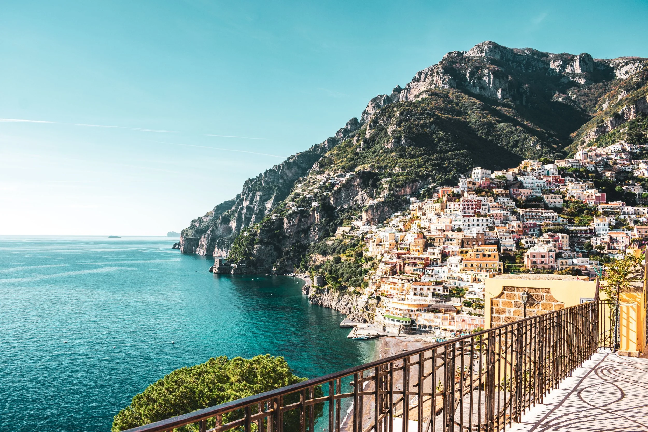 Turquoise water view in Amalfi Coast, Italy — Passport with Paris