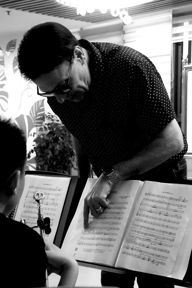Rolf Becker, leading a big band workshop for young musicians.