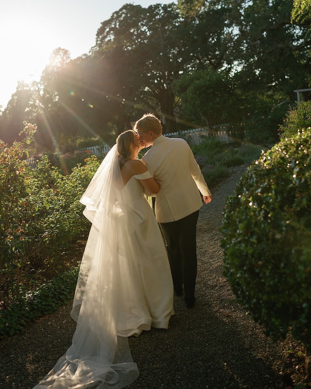 Halfway through a slower kind of season... but the love is still as buoyant as ever!
.
Venue @beltaneranch
Photo @annaaelizabethphoto
HMU @julie_dy
Florals @perryflorals
Bride @chosenbykyha
Groom @suitsupply