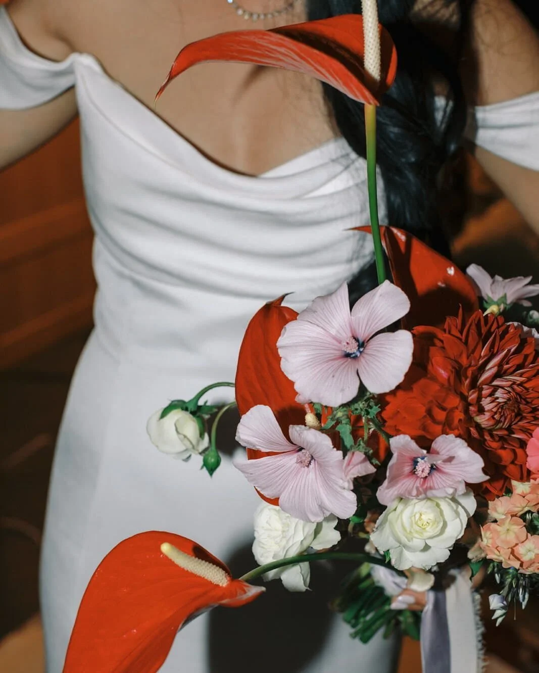 Cinematic light and bold bridal blooms. &hearts;️ 
.
Planning + Design @carrieelizabethevents
Venue @asianartmuseum
Catering @mccallssf
Photo @niravpatelweddings
HMU @beautybylela
Florals @ampersand_sf
Lodging @icmarkhopkins @palisociety @sanfrancisc