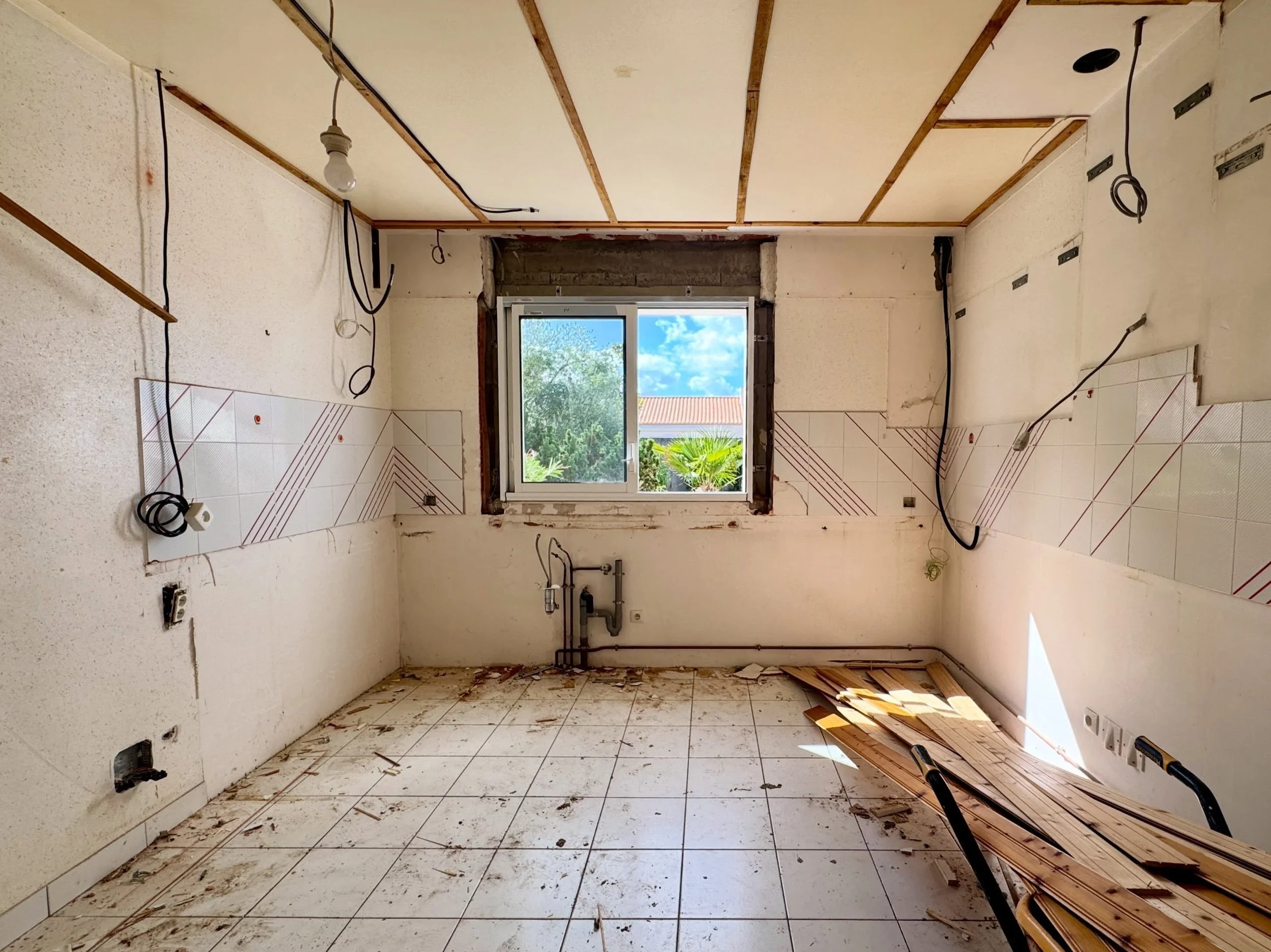 Projet &Eacute;CUREUIL &mdash; c&rsquo;est parti.

Apr&egrave;s Justice, deuxi&egrave;me d&eacute;marrage de chantier de la semaine.

Ici, on commence par faire place nette : d&eacute;pose de la cuisine, des rev&ecirc;tements de sol, de certains faux