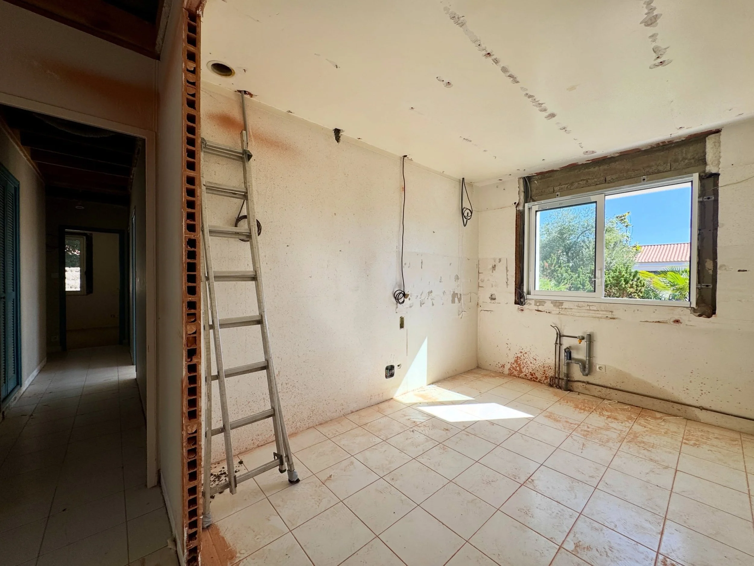 Projet &Eacute;CUREUIL, fin de la d&eacute;pose.

Cuisine, salles d&rsquo;eau, rev&ecirc;tements de sol, certains faux plafonds, chemin&eacute;e,&hellip; tout ce qui devait partir est parti.

La maison para&icirc;t diff&eacute;rente. Plus brute, &eac