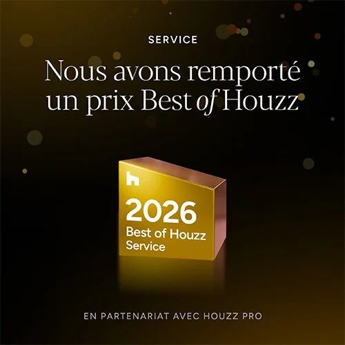 Une image avec un fond noir brillant, des confettis dorés, un cube doré avec du texte, et un message écrit en français félicitant pour avoir remporté un prix Best of Houzz 2026 dans le service, en partenariat avec Houzz Pro.