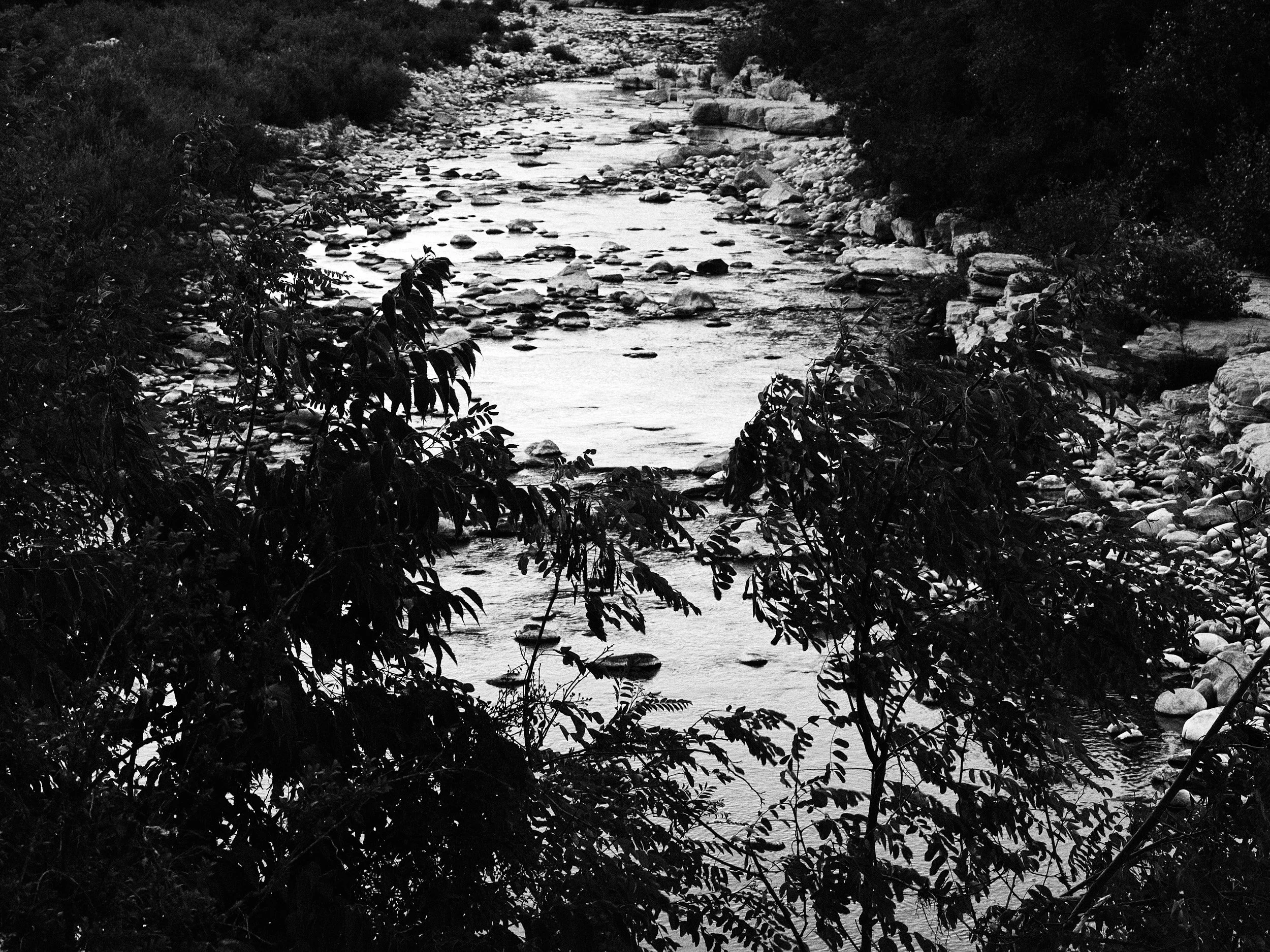 09-eli-dijkers-photography-where-the-river-runs-dry-ardeche-france.jpg