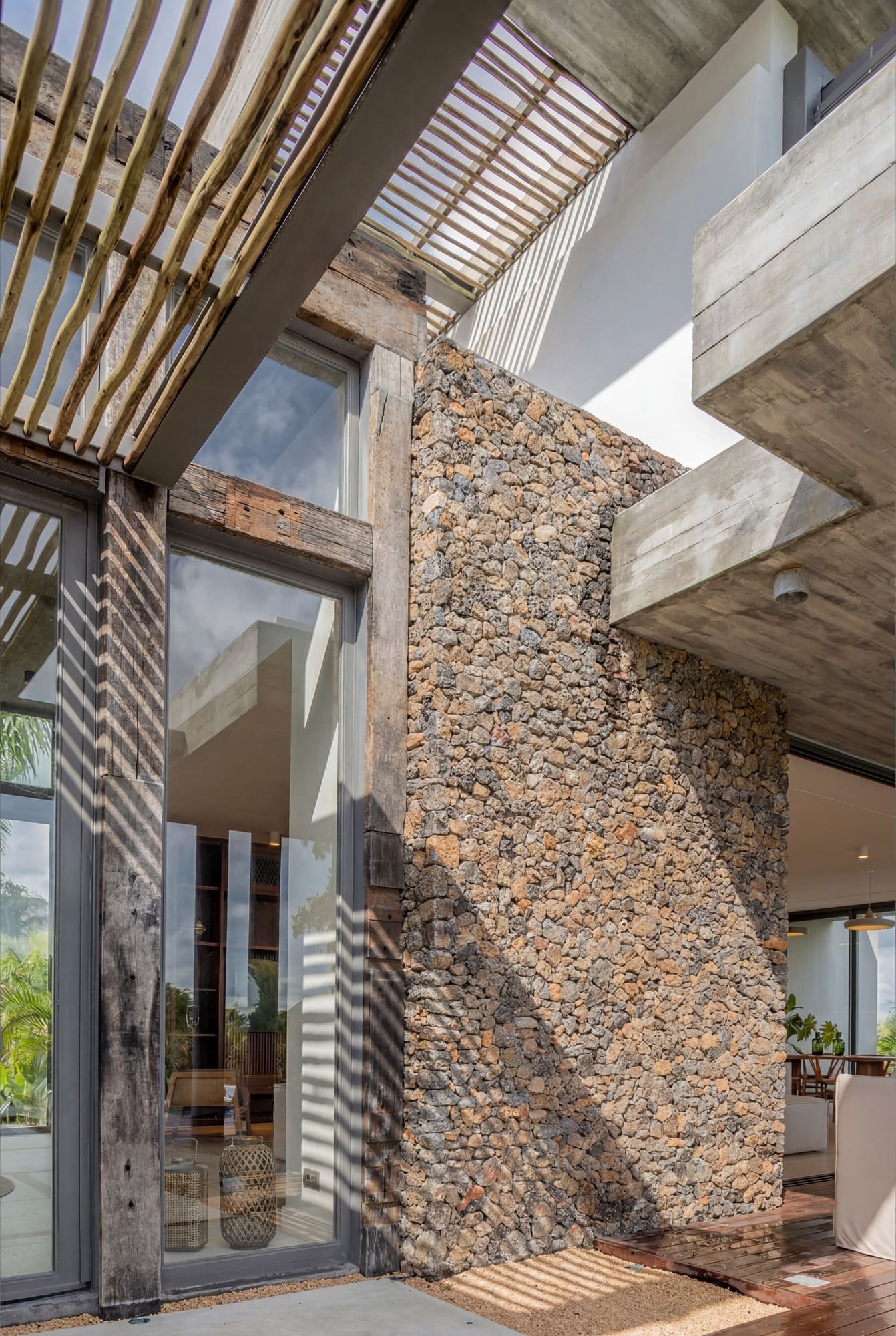 Villa Anahita H15 — stone walls, concrete volumes and pergola geometry.