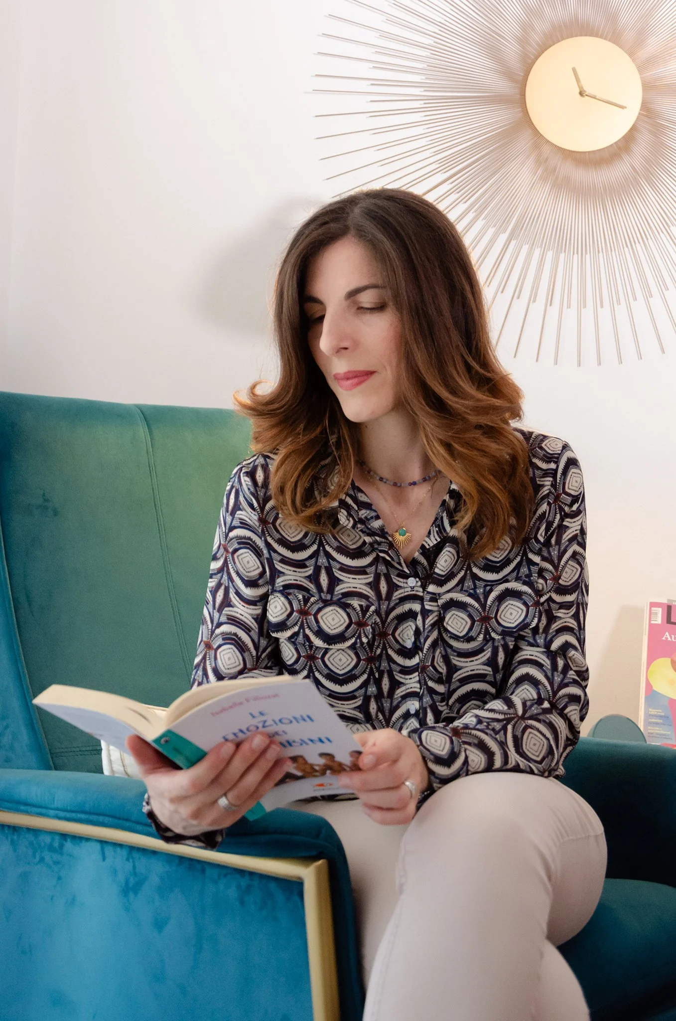 Romina Marino, educatrice e mentore genitoriale, che legge un libro
