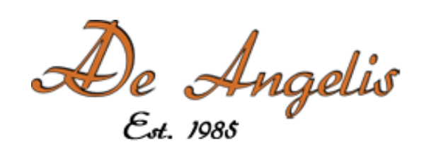 Logo con il testo 'De Angelis' in corsivo marrone e 'Est. 1985' in nero