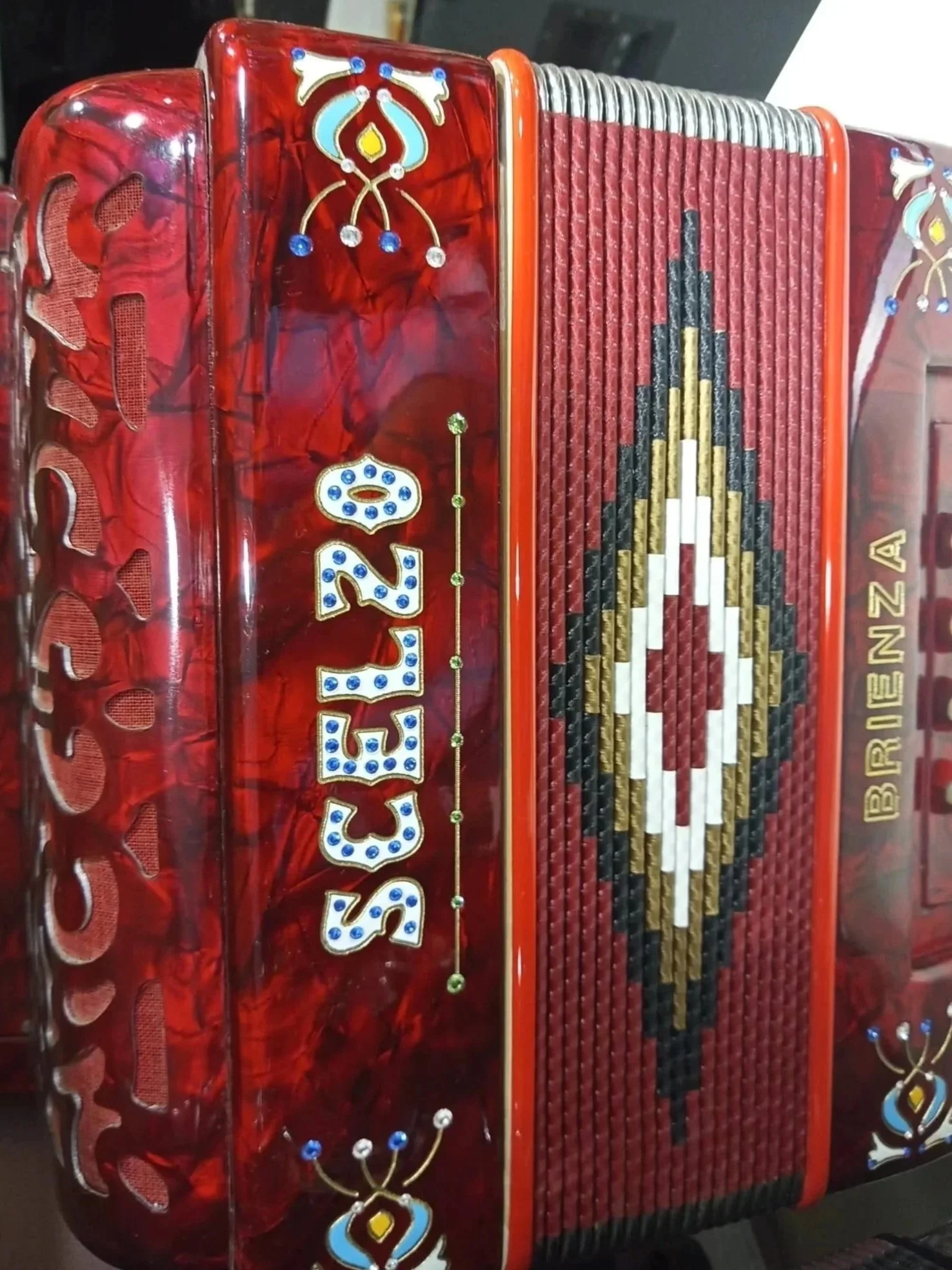 Fertigatrice rossa con decorazioni colorate e il nome 'POLYWOOD' sulla parte frontale, dotata di tasti e dettagli metallici