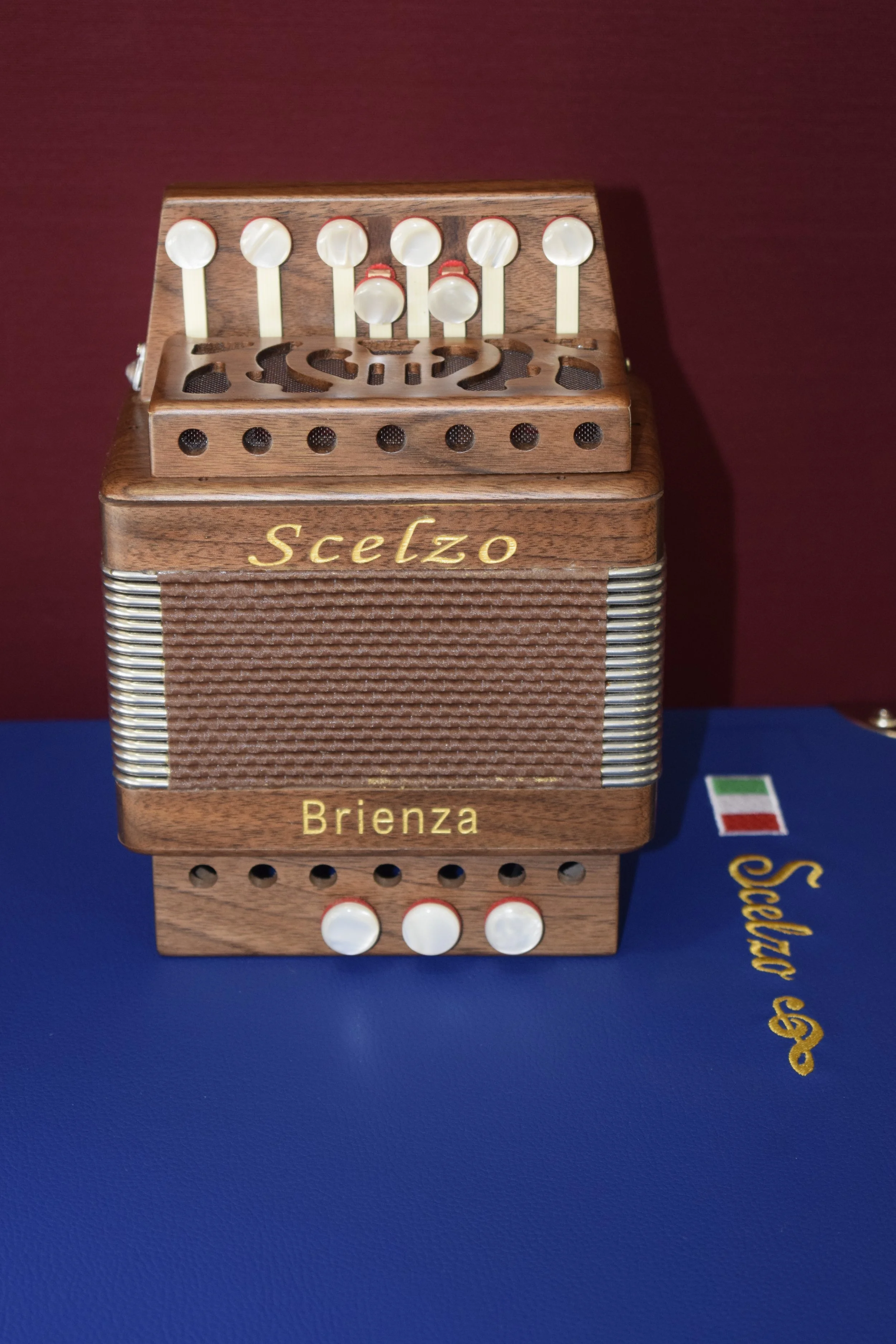 Organetto Scelzo Diatonici in legno di noce scuro con incisioni dorate.