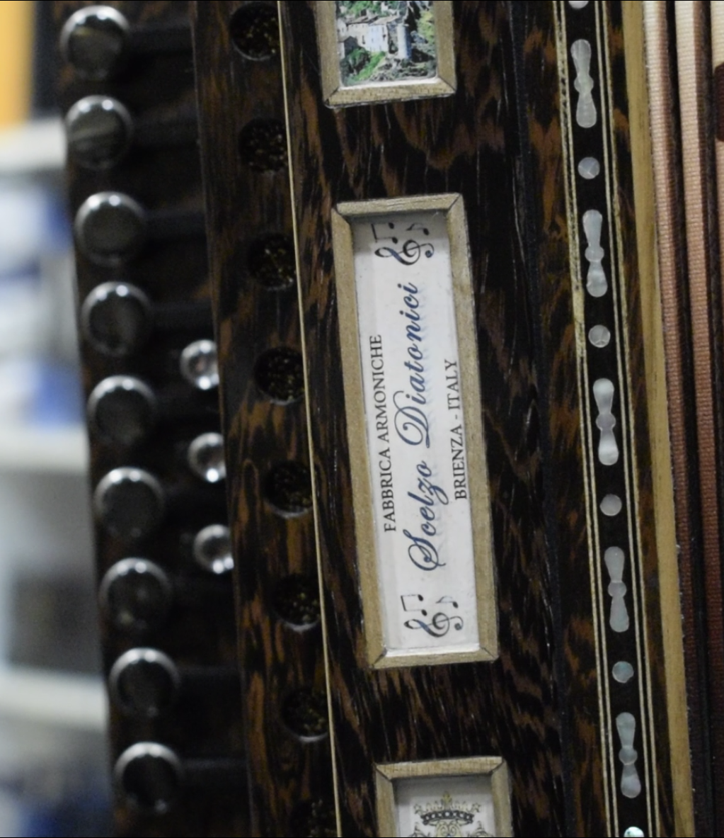 Dettaglio di un organo a canne con inciso 'Stelio D'Anconetano', fabbrica Armellino, Venezia, Italia, decorazioni in madreperla e intarsi in legno.