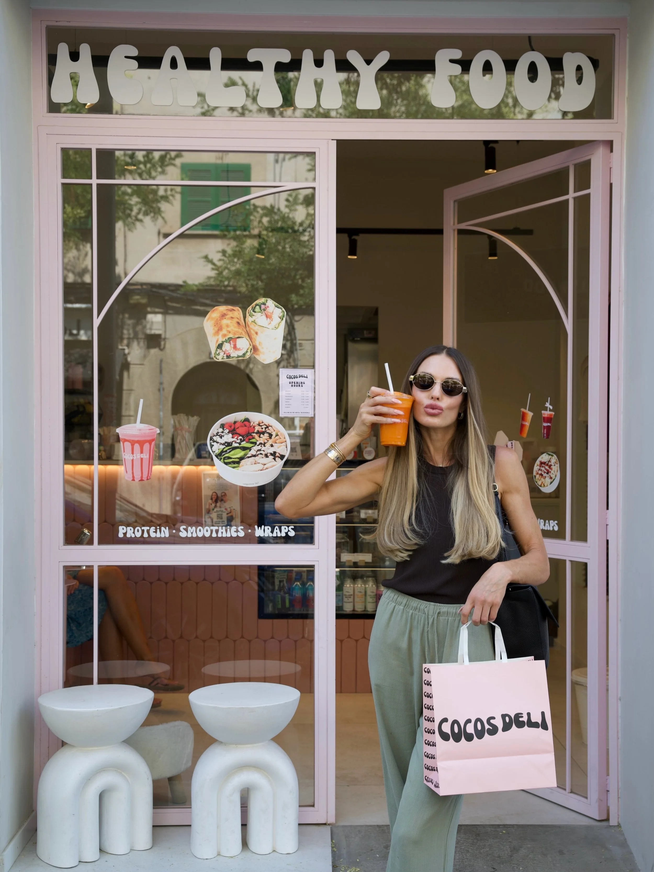 Por m&aacute;s fin de semanas as&iacute; ✨🥥

Sol, buena comida, amigas y Cocos Deli 🩷

&hellip;

To more weekends like this ✨🥥 

Sun, good food, friends and Cocos Deli 🩷

#palmademallorca #mallorca #foodguidemallorca #restaurantsmallorca #brunchm