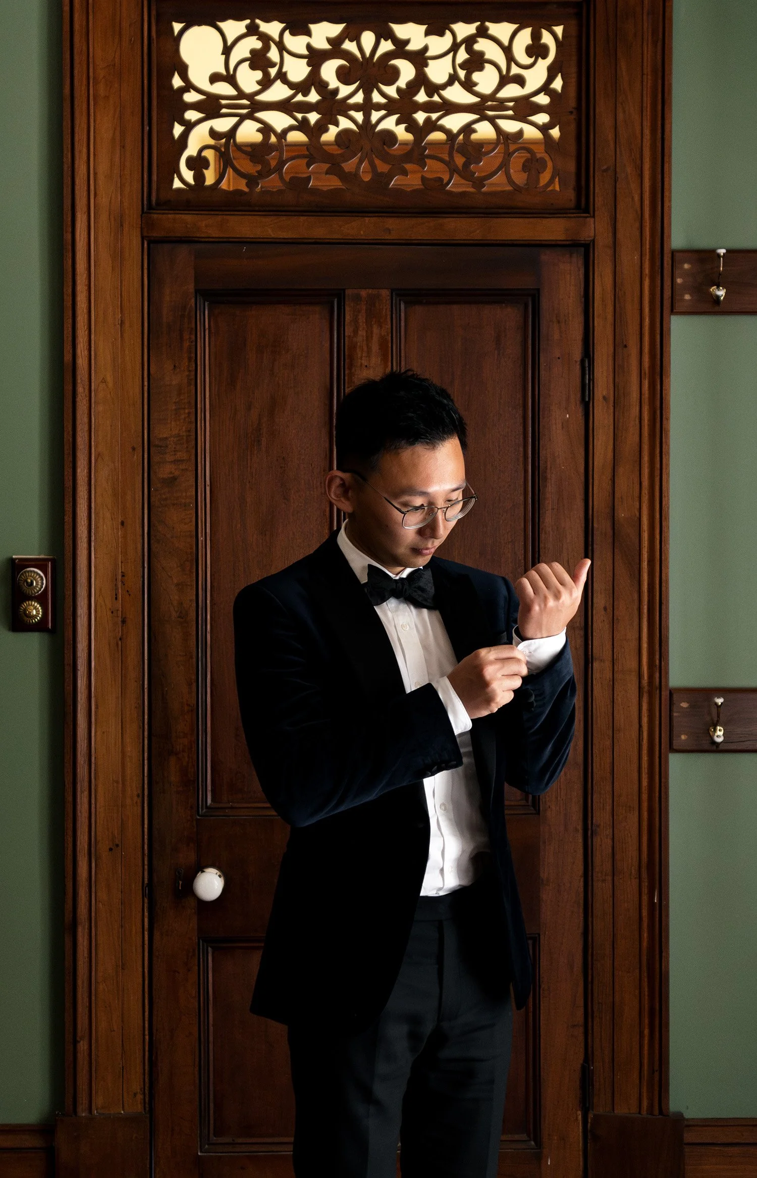 groom Brus touching his cufflink