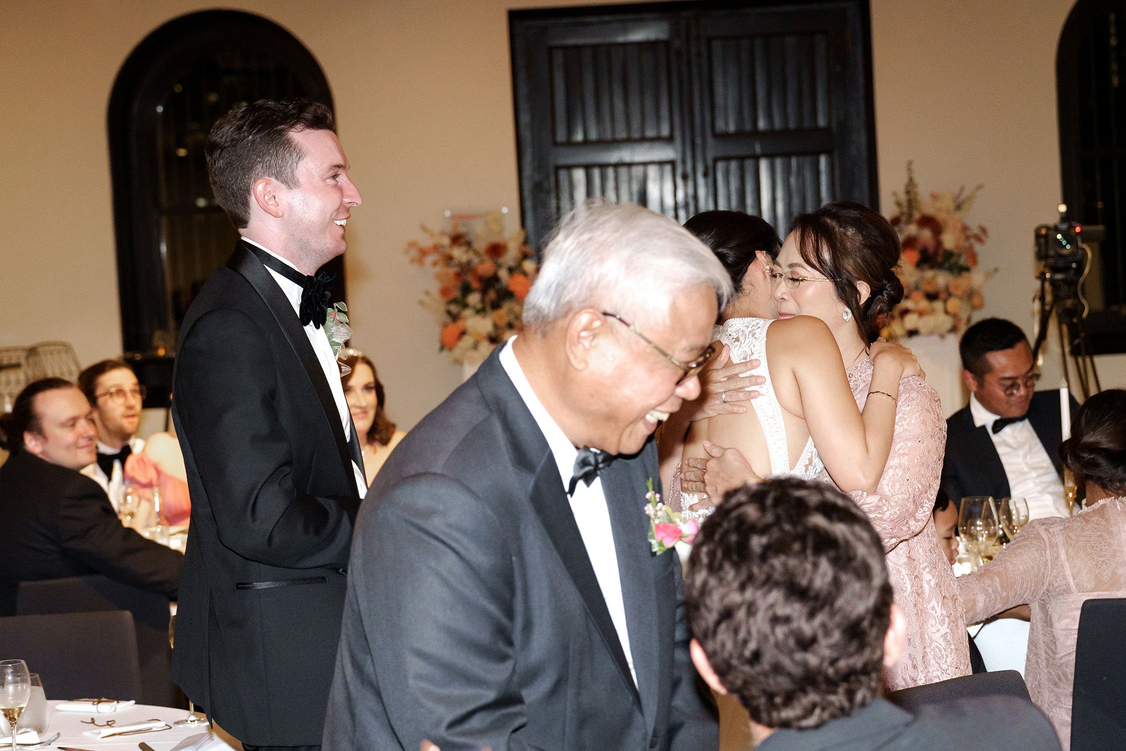 bride Nori hugging her mum after her parents making a speech