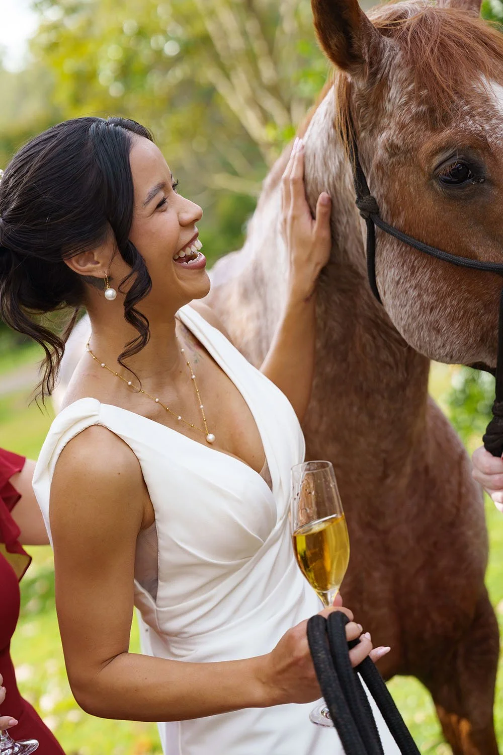 bride Jasmin with a horse and pad it back