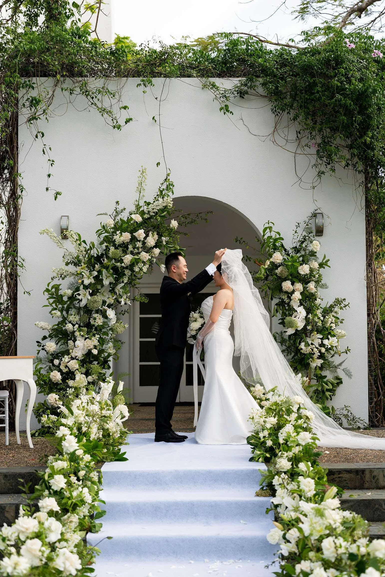 Alex help Wendy lift her veil