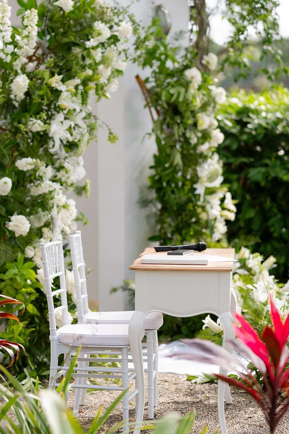 wedding singning table and two white chairs
