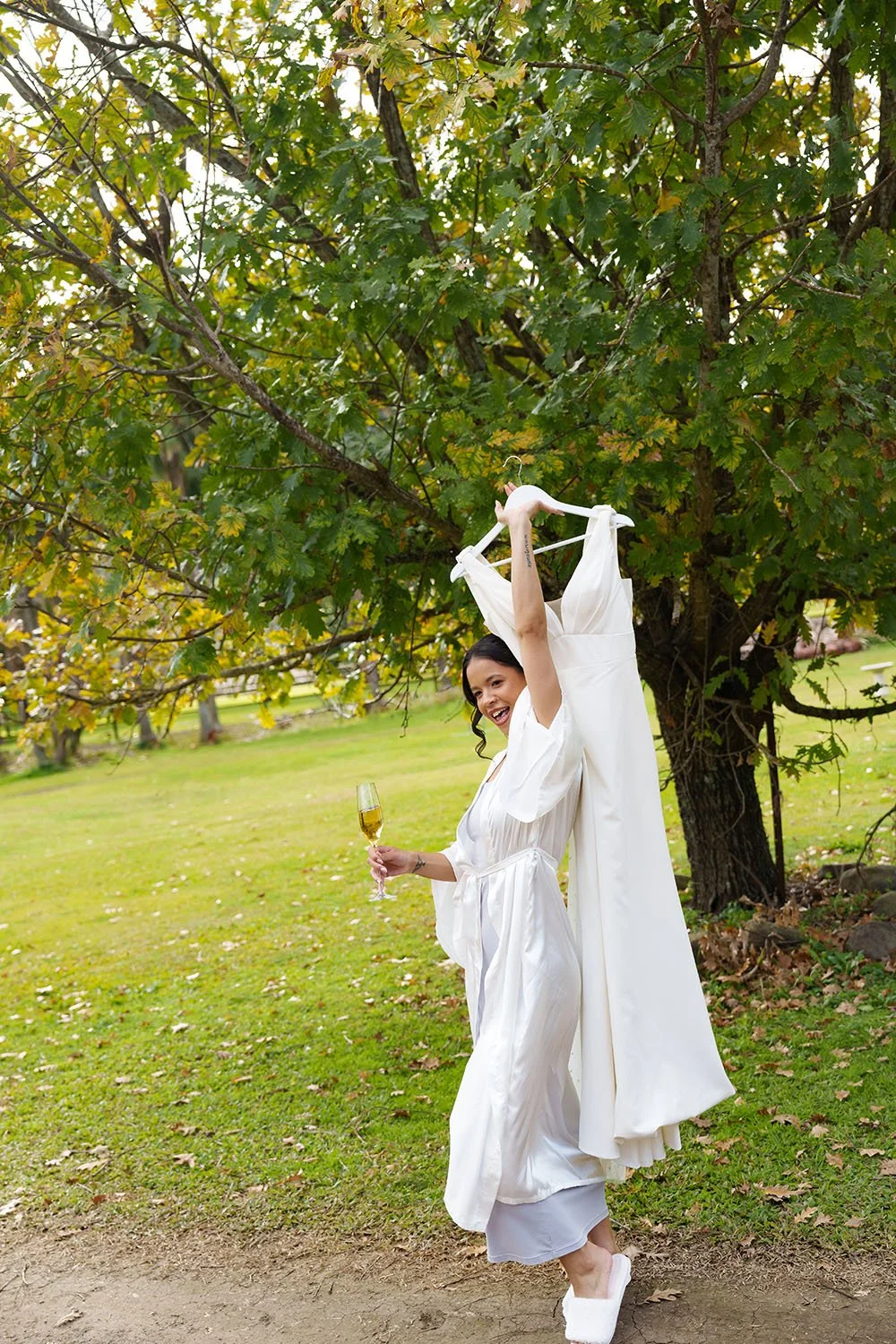 Jasmin raise up her wedding dress
