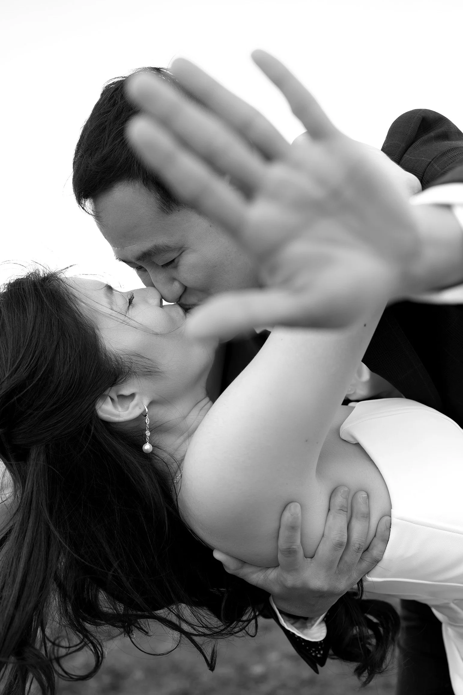 Margaret and Silva kissing when dipping and Silva use his hand cover the camera