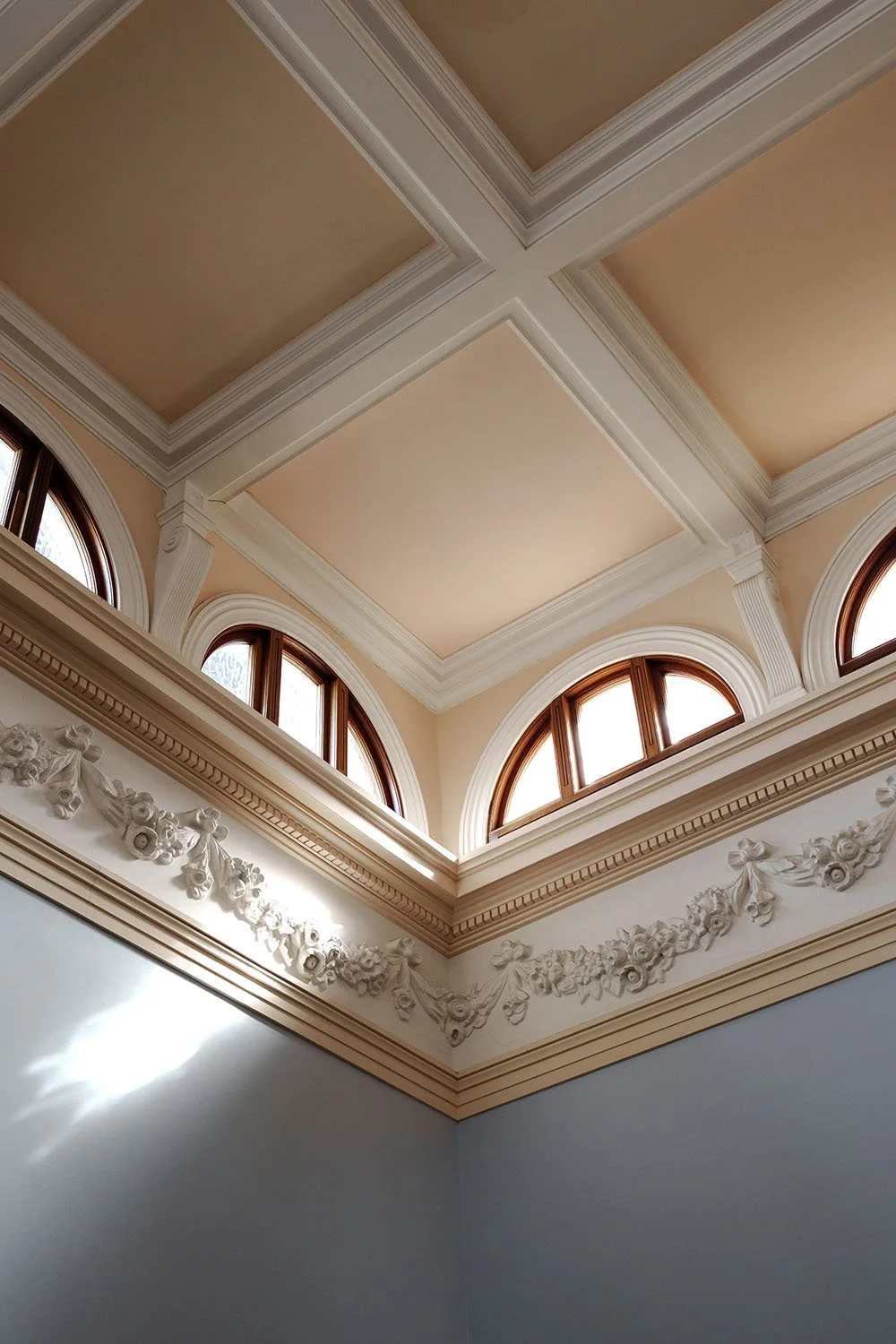 Customs House the pattern on the ceiling is reflecting onto the wall