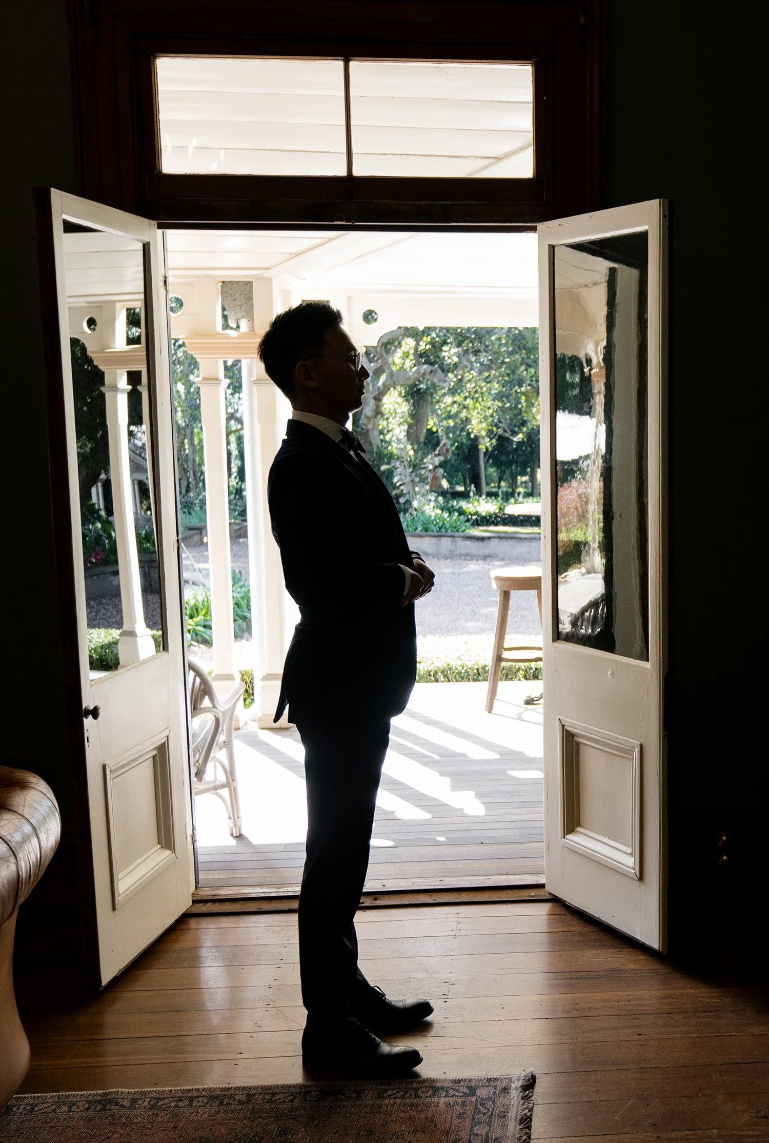 groom Brus button up and look at the mirror