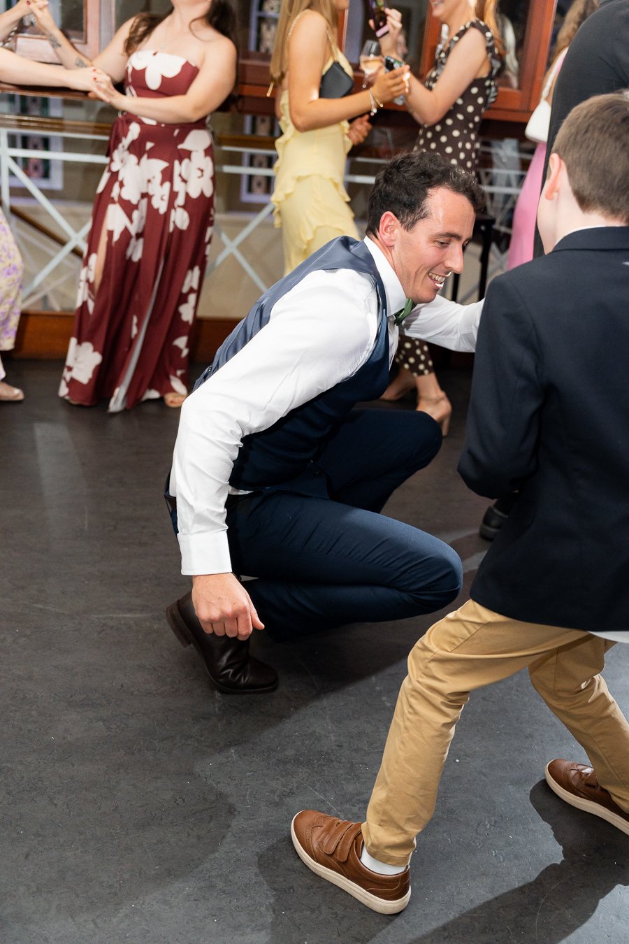 groom Giordan daning with a squat with a boy