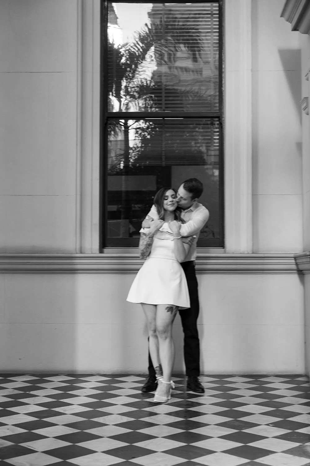 Morgan arm around Brenna front and kissing her while she close her eyes
