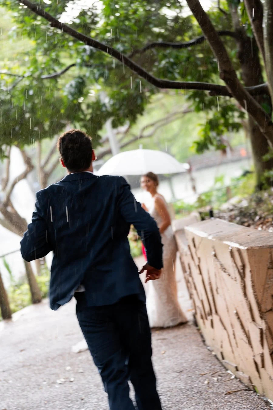 groom Giordan running towards to Sonya