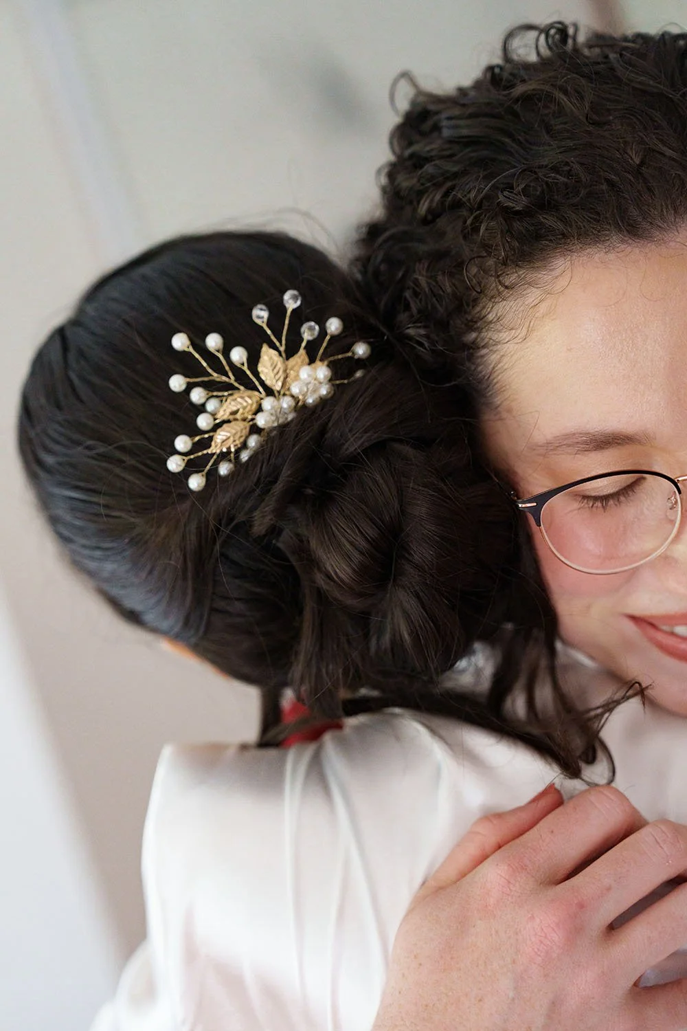 jasmin hugging one of her bride's mate