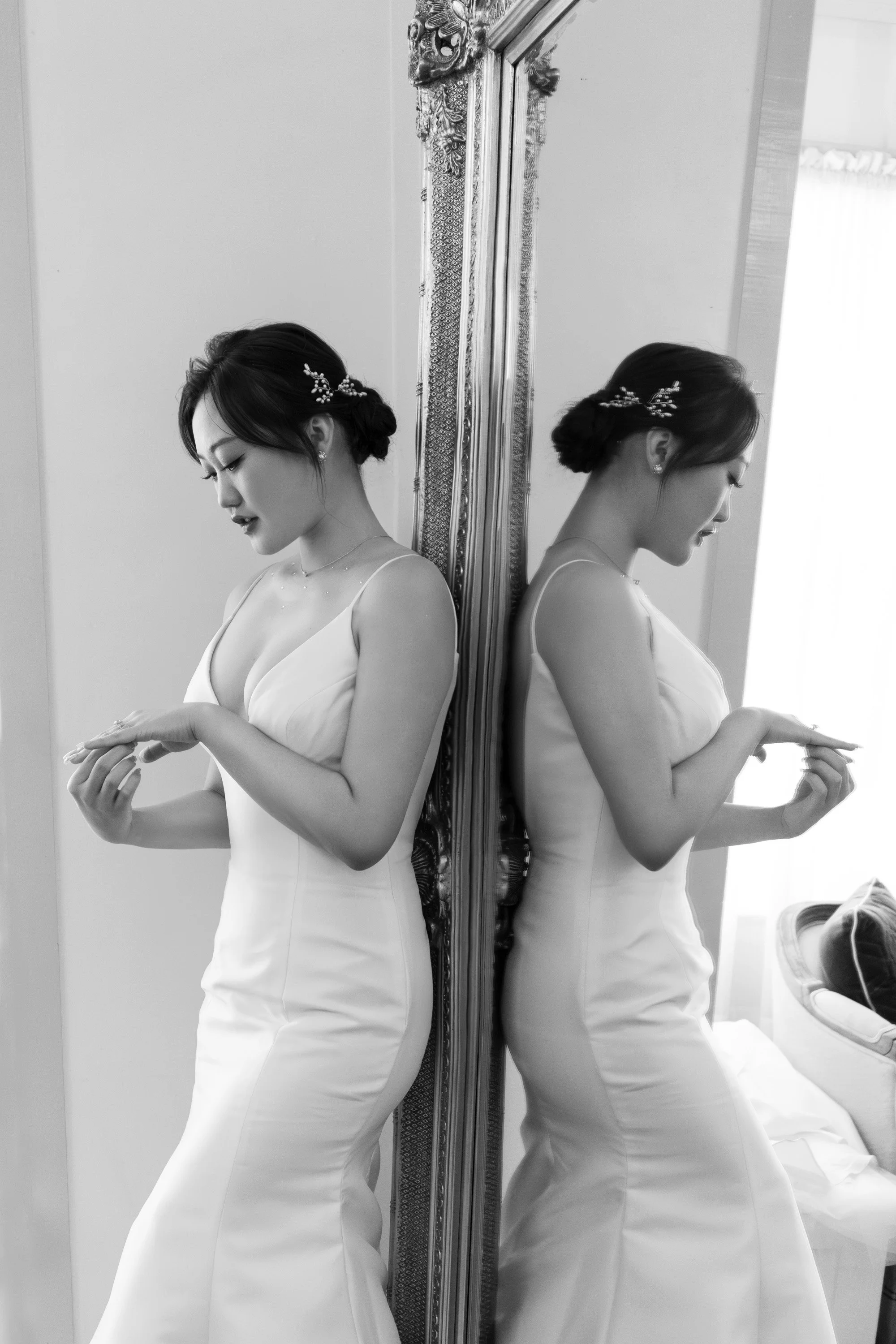 bride Vicky holding her engagement ring and look at it when stand next to the mirror in gabbinbar homestead