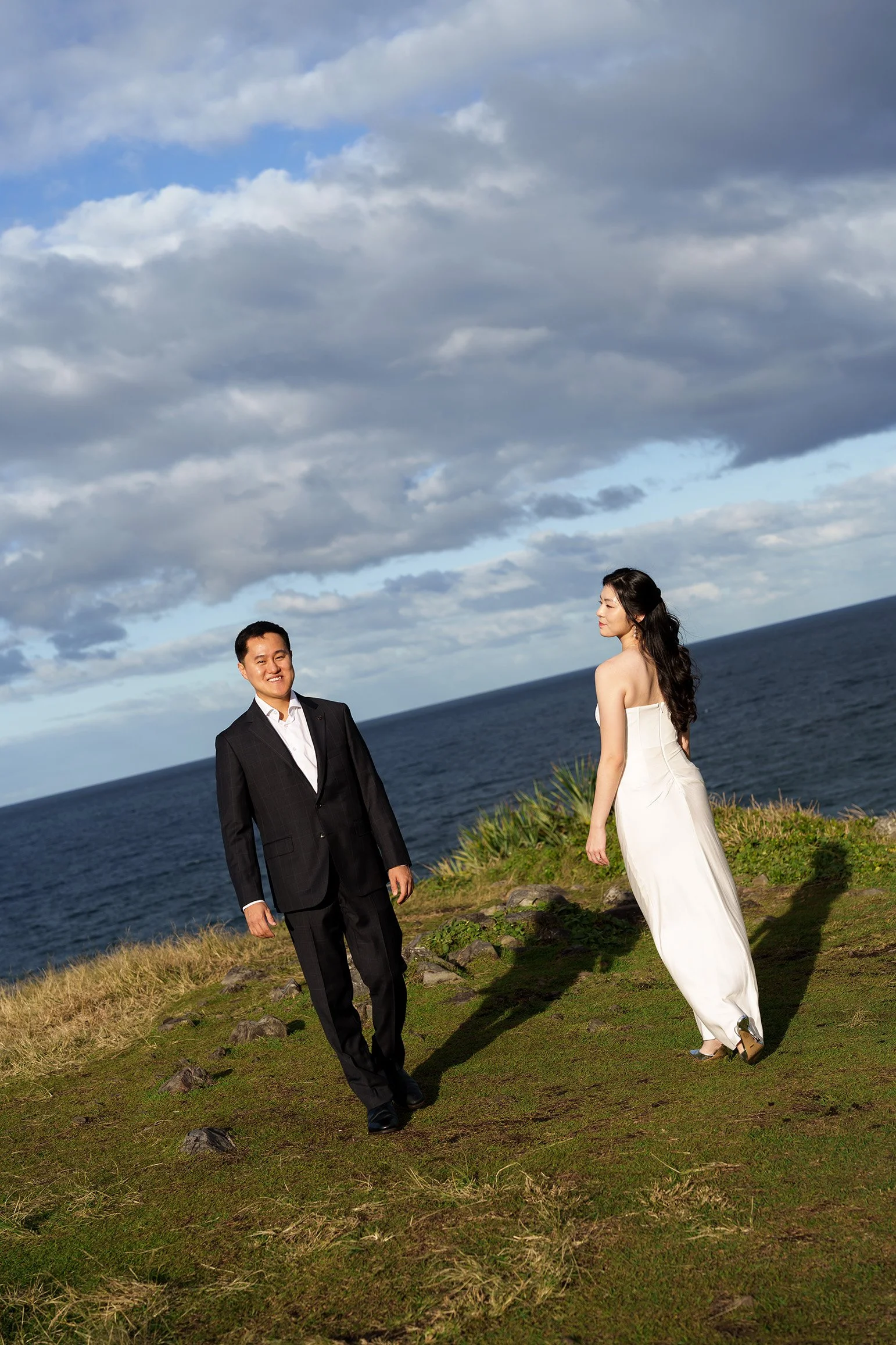 Margaret face to the sun showing her back to the camera and Silva face to the camera walking backwards
