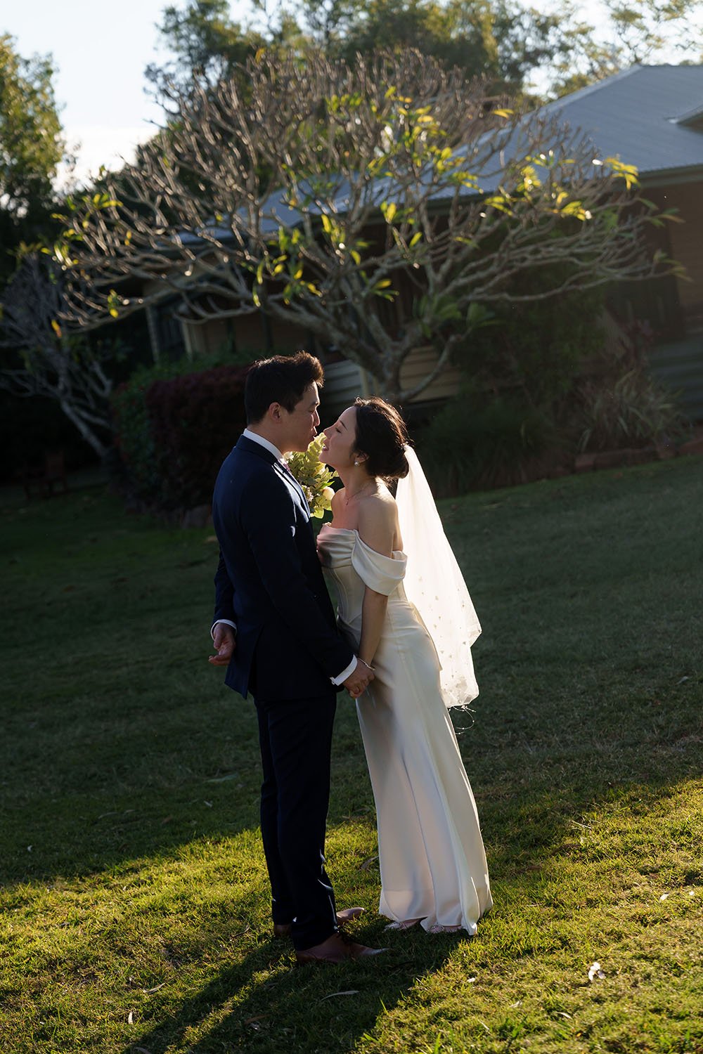 Flora and Eric try to kiss under the sun