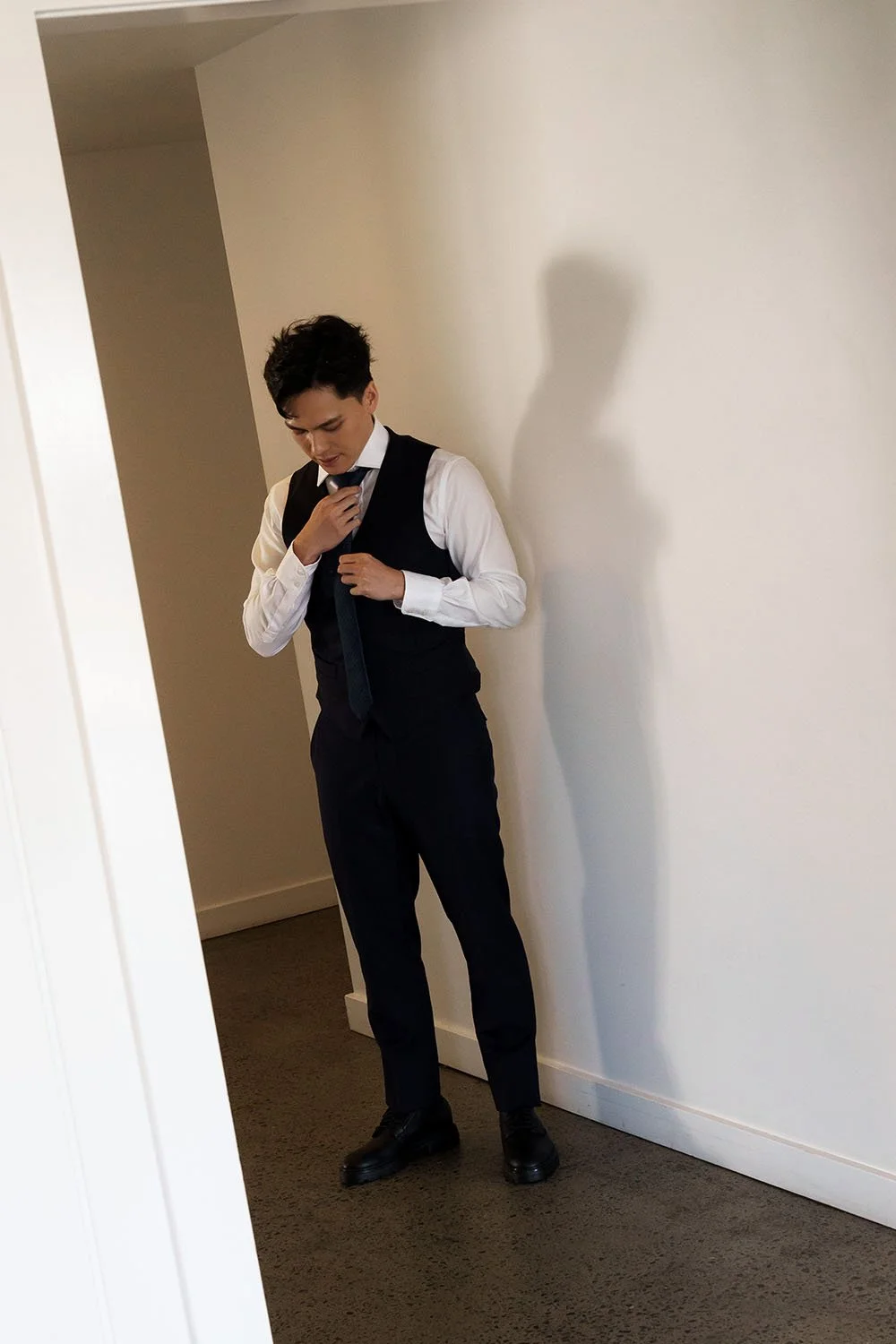 Michael pull up his tie