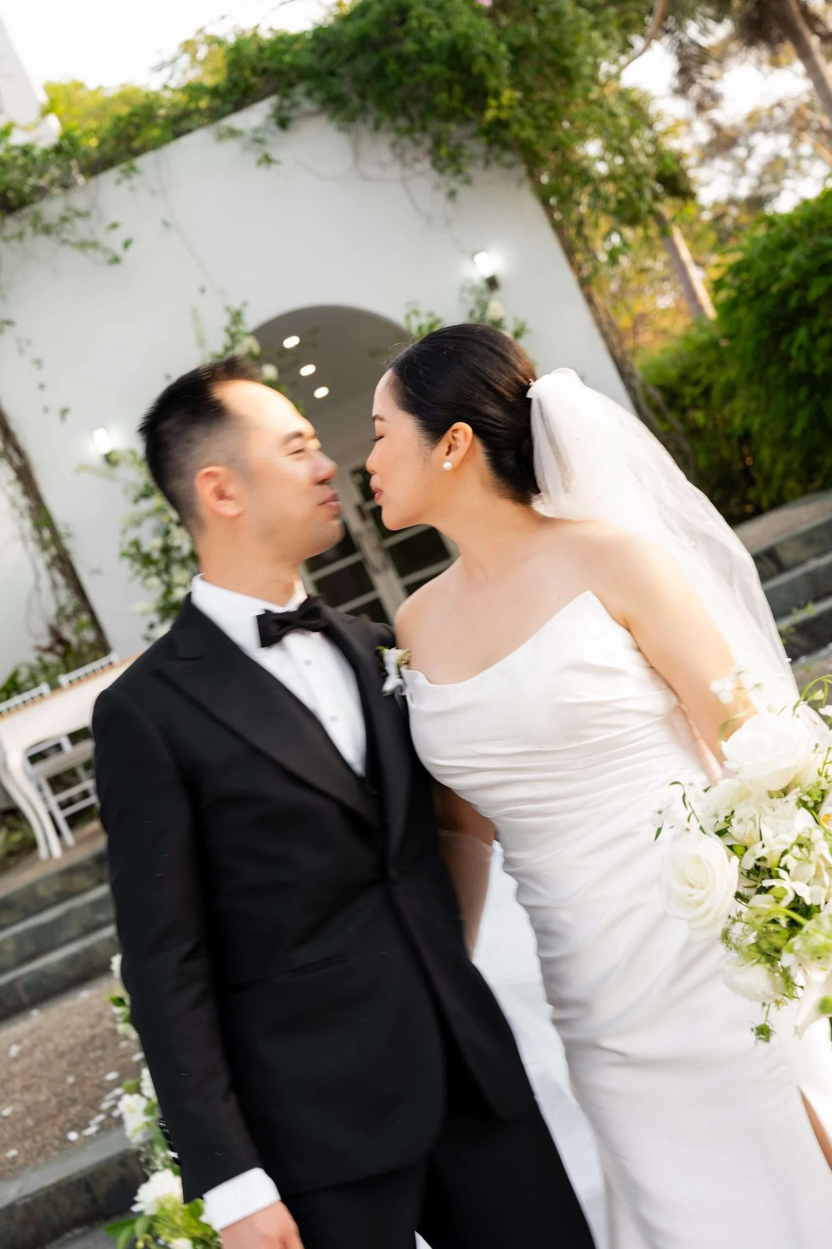 Wendy and Alex try to kiss in ceremony spot