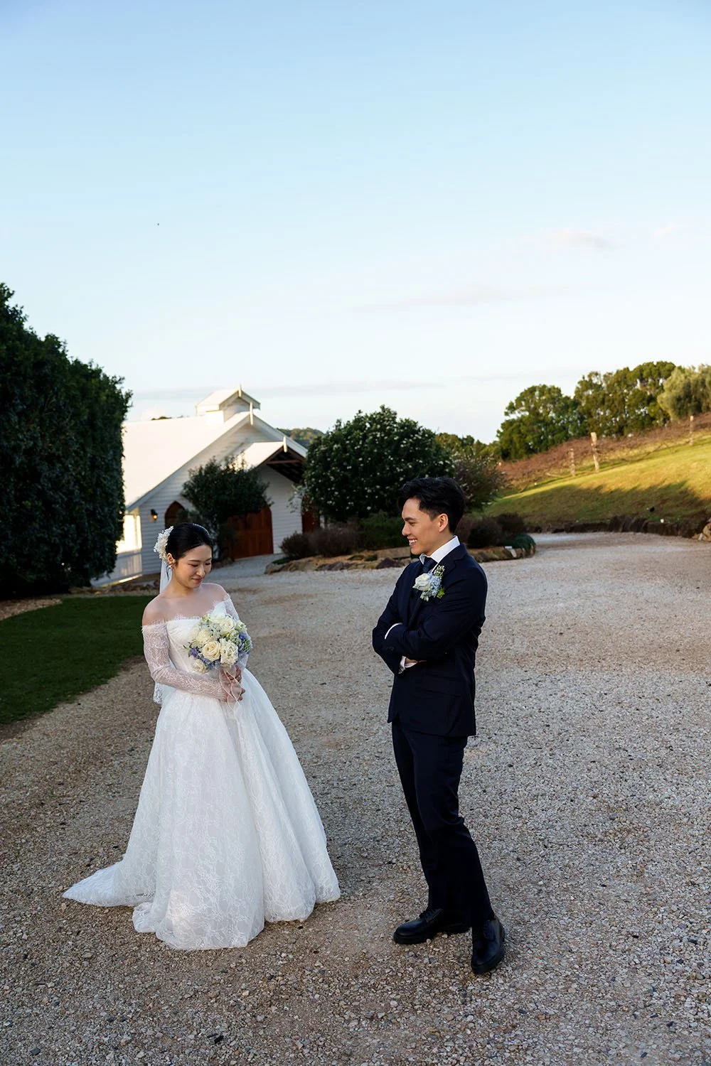 Michael crossing his arm look to Lisa, while she look down to her flower