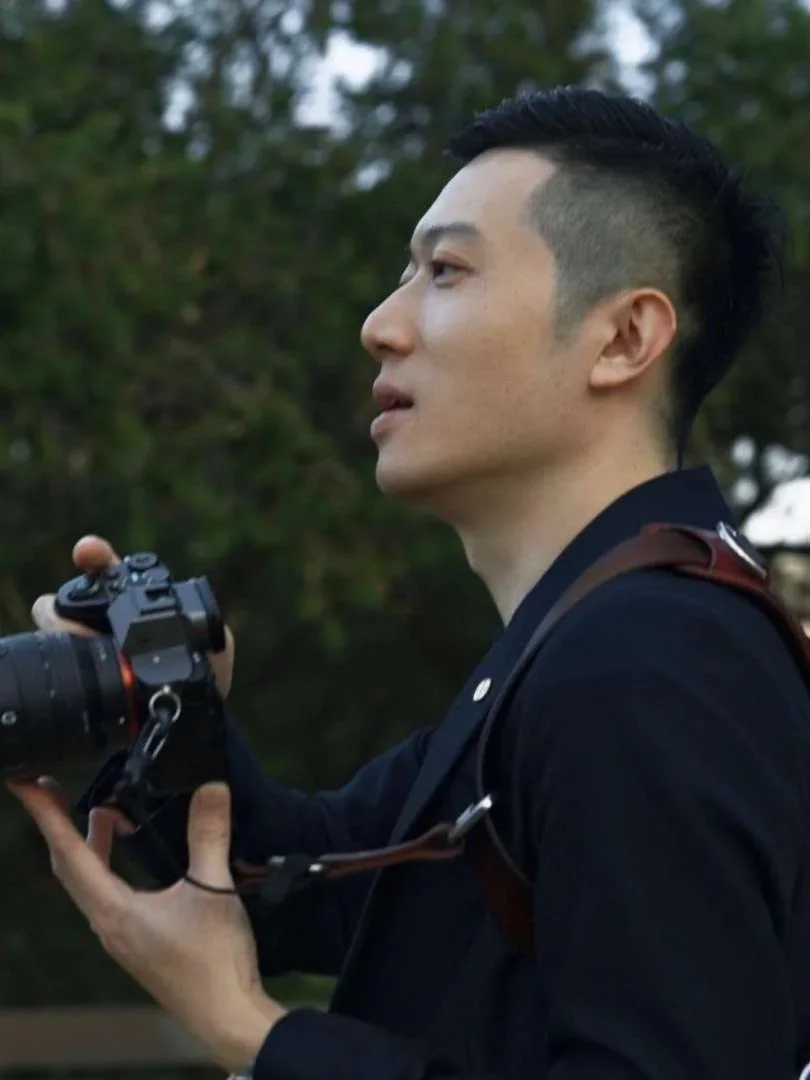 Brisbane wedding photographer Whistler Li's portrait, he holding a camera look forward